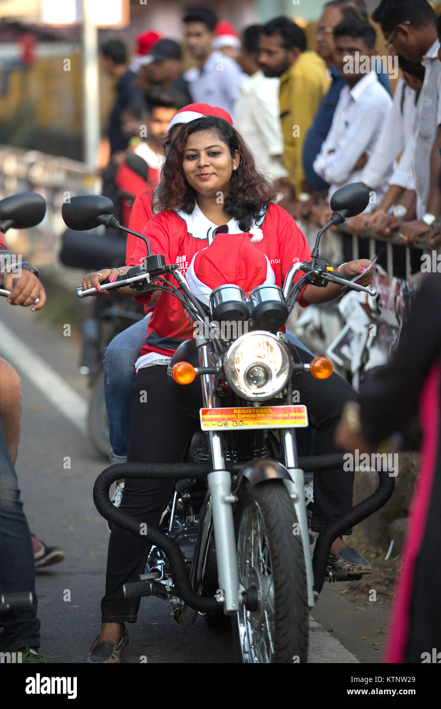 Lady bullet rider de Buon Natale festival de Noël 2017 thrissur thrissur, Kerala, Inde,.Plus de 5000 Santa's ont participé à cet événement.c'est un événement annuel de Noël menée par le district de thrissur communauté chrétienne communauté chrétienne unique un festival dans le Kerala et l'Inde. Banque D'Images