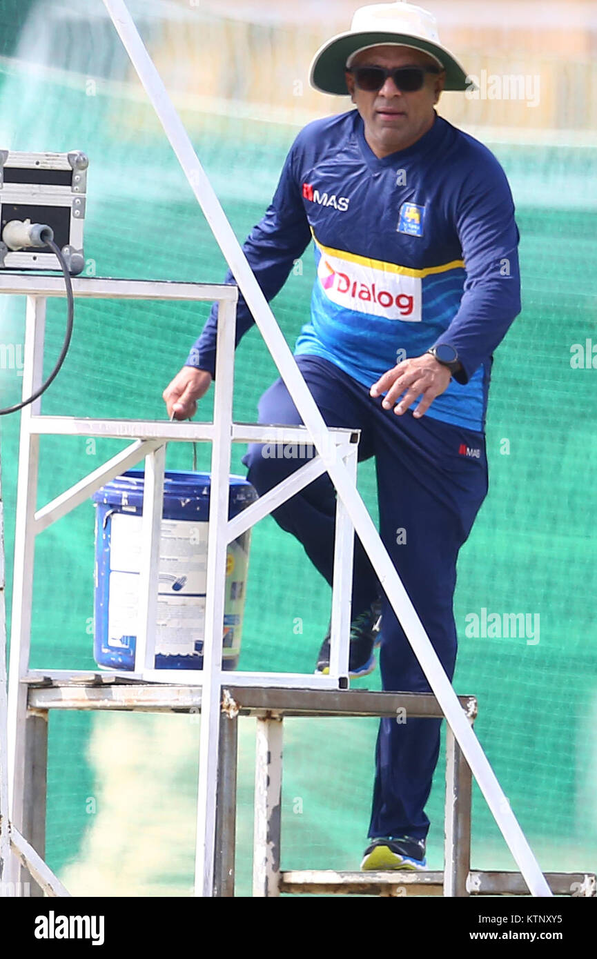 Colombo, Sri Lanka. 28 Dec, 2017. Le Sri Lanka a récemment nommé chef entraîneur de cricket dans Hathurusingha Chandika ressemble au cours d'une session pratique à la R. Premadasa Stadium à Colombo.Sri Lanka sont prévues pour prendre part à un tri-nations, série internationale d'une journée en janvier contre le Zimbabwe et le Bangladesh à Dhaka. Credit : Vimukthi Embuldeniya/Alamy Live News Banque D'Images