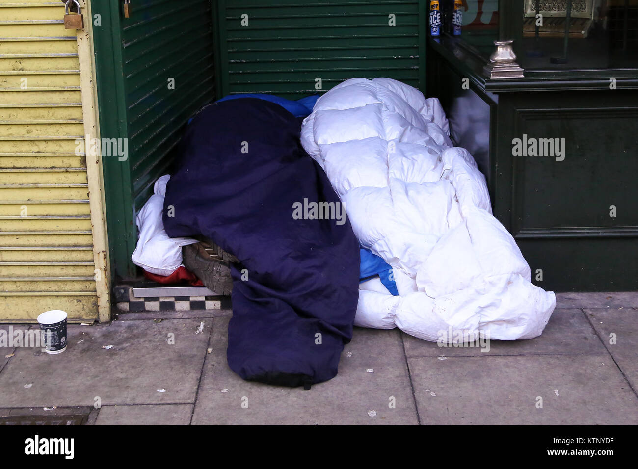 Le nord de Londres, Royaume-Uni. 28 Dec, 2017. Deux personnes de dormir sur un sol très étroite avec l'écart entre les boutiques dans le nord de Londres après une nuit très froide. Selon le Comité des comptes publics plus de 9 000 personnes sont sans-abri dans les rues. Credit : Dinendra Haria/Alamy Live News Banque D'Images