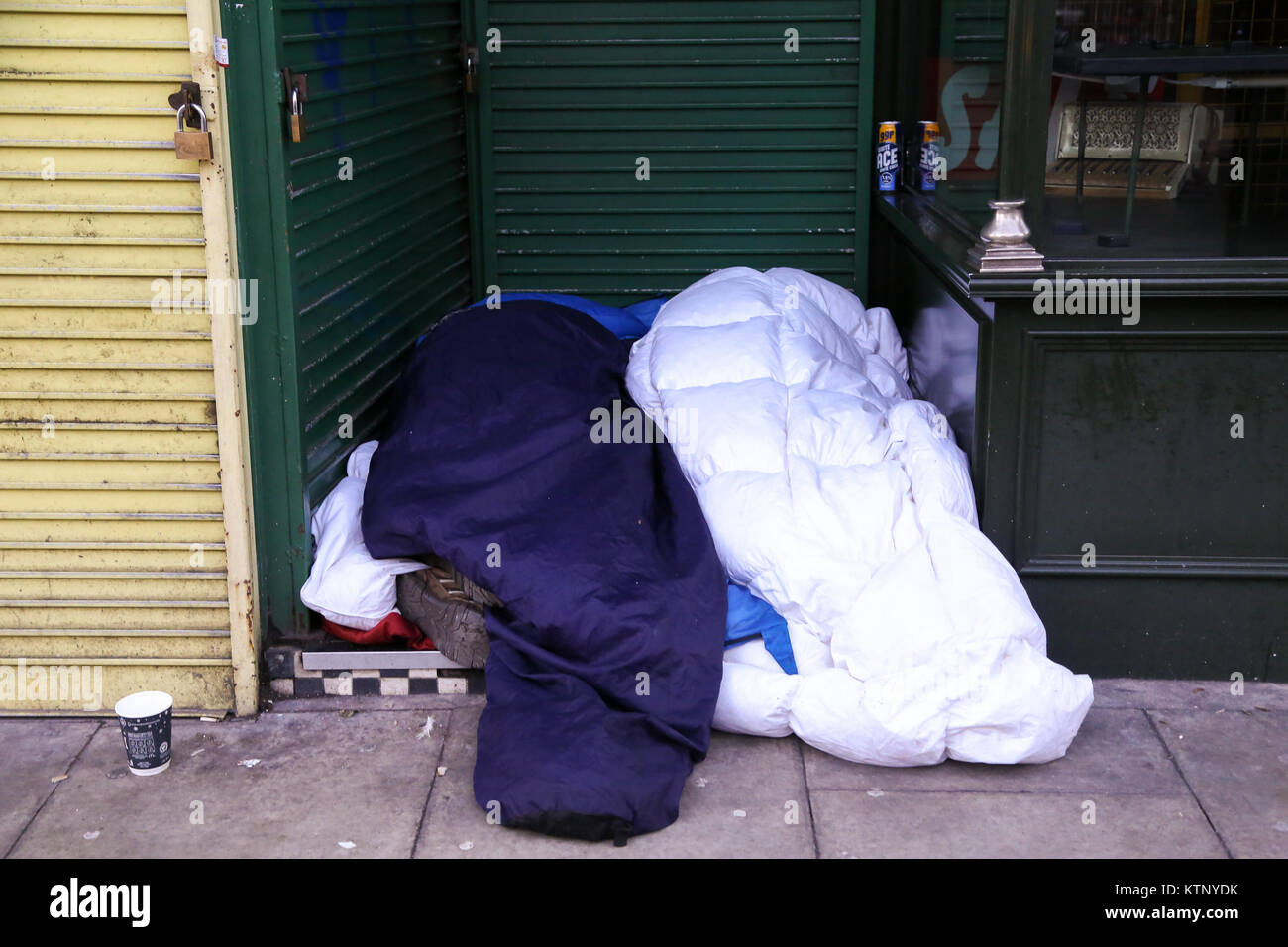 Le nord de Londres, Royaume-Uni. 28 Dec, 2017. Deux personnes de dormir sur un sol très étroite avec l'écart entre les boutiques dans le nord de Londres après une nuit très froide. Selon le Comité des comptes publics plus de 9 000 personnes sont sans-abri dans les rues. Credit : Dinendra Haria/Alamy Live News Banque D'Images