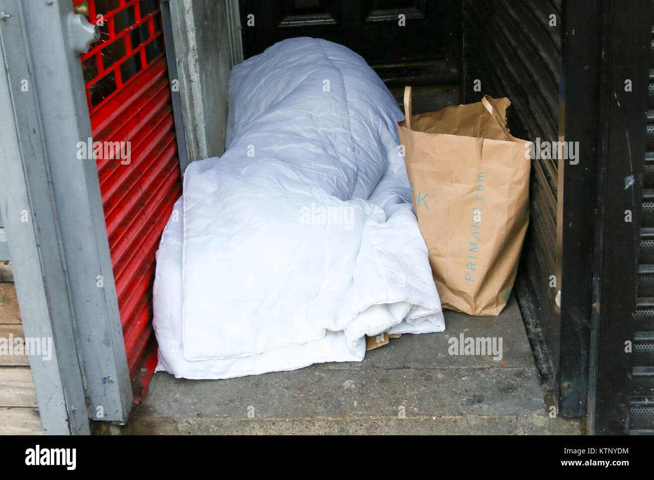 Le nord de Londres, Royaume-Uni. 28 Dec, 2017. Une personne dormant sur une porte très étroite avec l'écart entre les boutiques dans le nord de Londres après une nuit très froide. Selon le Comité des comptes publics plus de 9 000 personnes sont sans-abri dans les rues. Credit : Dinendra Haria/Alamy Live News Banque D'Images