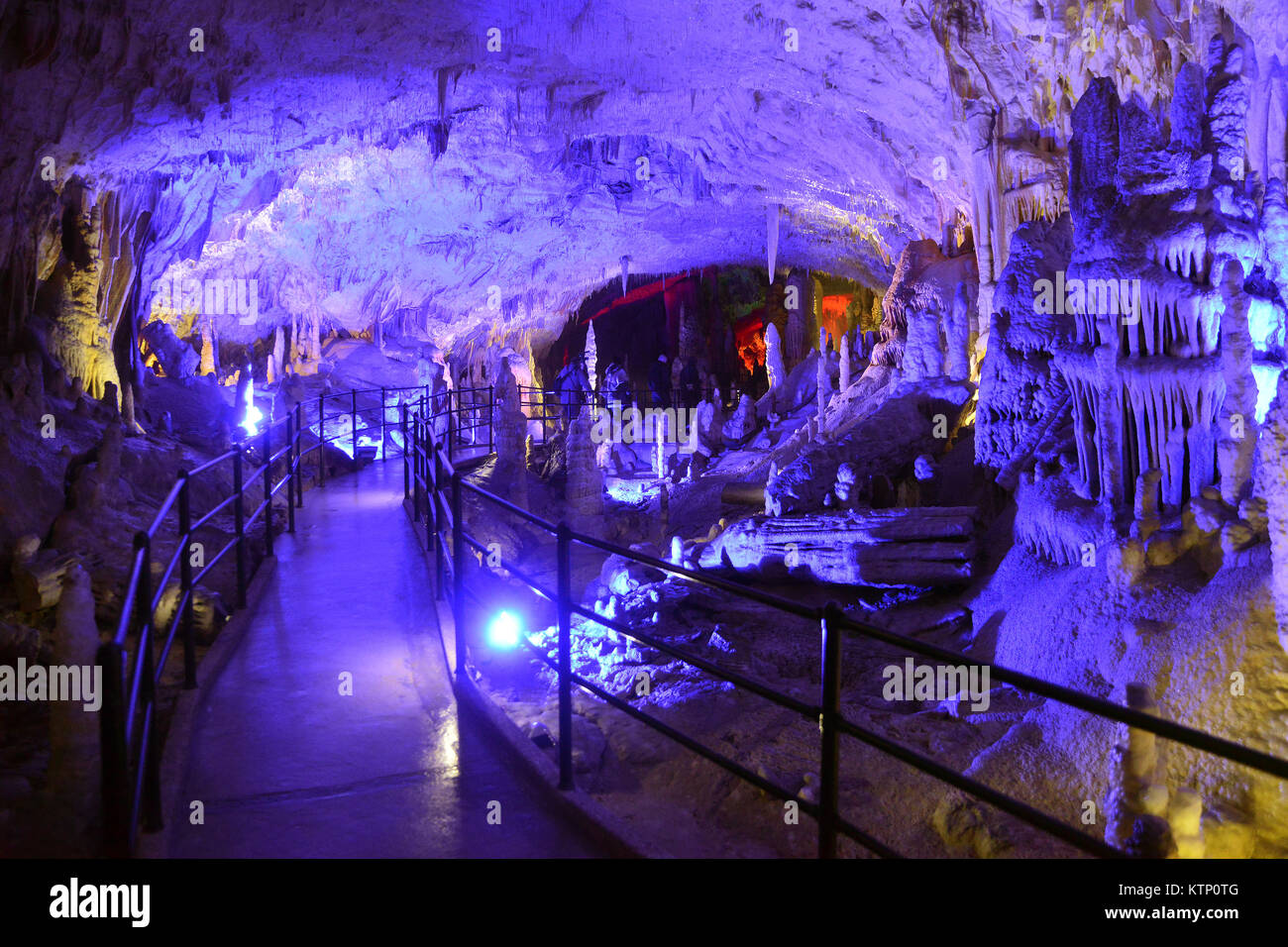 Grotte de Postojna, SLOVÉNIE - le 21 décembre 2017 : Illumination de grotte de Postojna pendant l'événement de vie Crèches entre 25. et 30. Décembre. Banque D'Images