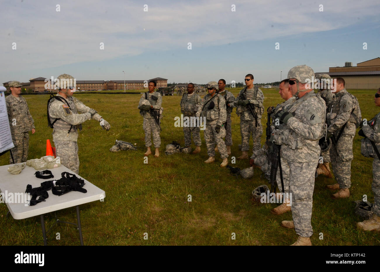 Le Aug 18 2013, le Major-général Harry E. Miller, général commandant de la Division d'infanterie 42d, New York Visite de Garde Nationale d'ARMÉE Des soldats de la 42e et la cabine 642 Pre-Mobilization ASB durant leur formation se tiendra à Fort Drum. MG Miller a visité les soldats au divers postes tels que les premiers soins, Commo, terrestres et autres tâches Nav guerrier dans le cadre de la PMT. MG Miller a également été informé par le commandant de l'agression 3-142 Helicopter Battalion, LTC Jeffrey Baker et son personnel sur les opérations de soutien le bataillon est de fournir au cours de la PMT ainsi que les futures opérations de formation Banque D'Images