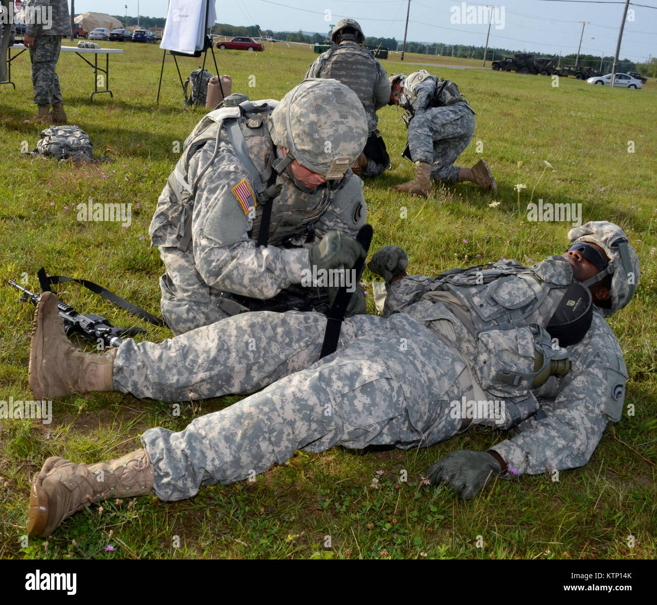 Le Aug 18 2013, le Major-général Harry E. Miller, général commandant de la Division d'infanterie 42d, New York Visite de Garde Nationale d'ARMÉE Des soldats de la 42e et la cabine 642 Pre-Mobilization ASB durant leur formation se tiendra à Fort Drum. MG Miller a visité les soldats au divers postes tels que les premiers soins, Commo, terrestres et autres tâches Nav guerrier dans le cadre de la PMT. MG Miller a également été informé par le commandant de l'agression 3-142 Helicopter Battalion, LTC Jeffrey Baker et son personnel sur les opérations de soutien le bataillon est de fournir au cours de la PMT ainsi que les futures opérations de formation Banque D'Images