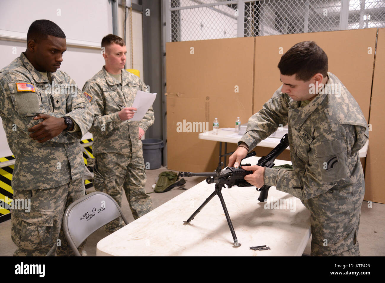 La CPS. Steven Smith, un soldat de la logistique automatisée avec la 42e Division d'infanterie, Compagnie d'appui du Siège, des bandes d'une mitrailleuse M249 tout en participant à un concours de meilleur guerrier à Fort Drum N.Y., 10 janvier. Smith, l'un des sept soldats du 42e bataillon de l'Administration centrale l'Administration centrale et à la concurrence, a remporté la compétition et se rendra à l'échelon de la direction. (Photo par le Sgt. J.p. Lawrence, 42e Division d'infanterie, PAO). Banque D'Images