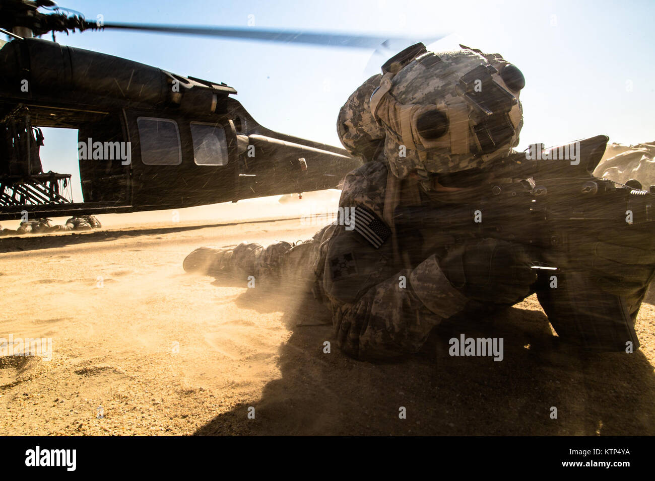 Les soldats du 1er Bataillon, 67e régiment de blindés, 2ème Armored Brigade Combat Team, 4e Division d'infanterie, tirez sur la sécurité pour un UH-60 Blackhawk exploité par 3e bataillon du 238e bataillon de l'aviation d'appui général, lors d'une agression de l'air dans le cadre de l'opération Intrepid sur Centurion 19 février 2014, près du Camp Buehring, le Koweït. La 42e CAB, New York, la Garde nationale a fourni les moyens de l'aviation à ailes rotatives pour Intrepid Centurion, un exercice annuel entre les États-Unis et le Koweït militaires destinées à renforcer leur performance tactique et maîtrise des opérations mutuelles. (New York) Nation de l'armée Banque D'Images