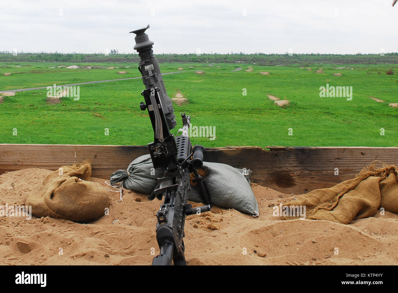 Les soldats de la Compagnie Alpha, 27e brigade bataillon des troupes spéciales, conduite avec l'entraînement au tir de mitrailleuse M240B et le M249 squad arme automatique pendant l'opération de gamme à Fort Drum, le 16 mai. Guardsman doivent maintenir un haut niveau de l'adresse au tir, et qualifier chaque année sur leur arme (photo US Army par la CPS. Alexander Recteur). Banque D'Images