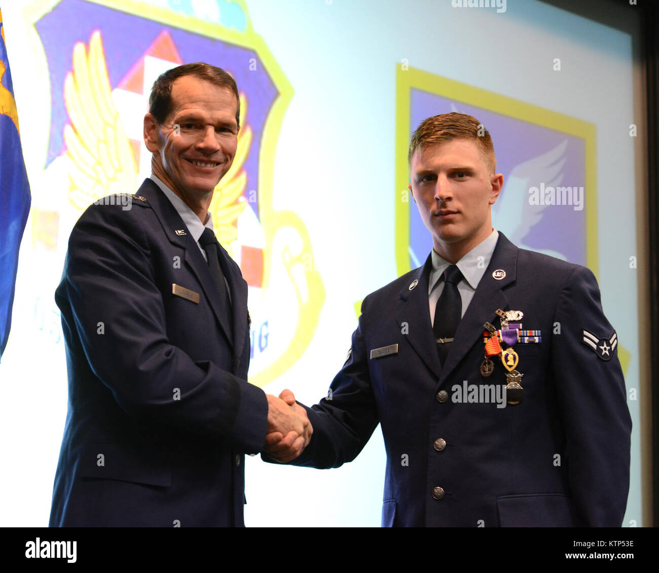 Directeur de l'Air National Guard, U.S. Air Force Le Général Stanley E. Clarke III, rend hommage à un membre de la 1re classe Samuel Davies,105e Escadron de défense de la Base, New York Air National Guard, qui vient de recevoir une médaille Coeur violet au cours d'une cérémonie de remise des prix au Stewart Air National Guard Base, N.Y. 2 Mars, 2014. (U.S. Air National Guard photo de Tech. Le Sgt. Michael OHalloran/libérés) Banque D'Images