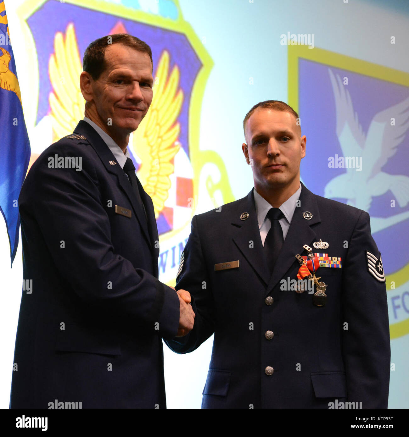 Directeur de l'Air National Guard, U.S. Air Force Le Général Stanley E. Clarke III, félicite Tech. Le Sgt. Christopher Drews, 105e Escadron de défense de la Base, New York Air National Guard, qui vient de recevoir une médaille de bronze lors d'une cérémonie de remise des prix au Stewart Air National Guard Base, N.Y. 2 Mars, 2014. (U.S. Air National Guard photo de Tech. Le Sgt. Michael OHalloran/libérés) Banque D'Images