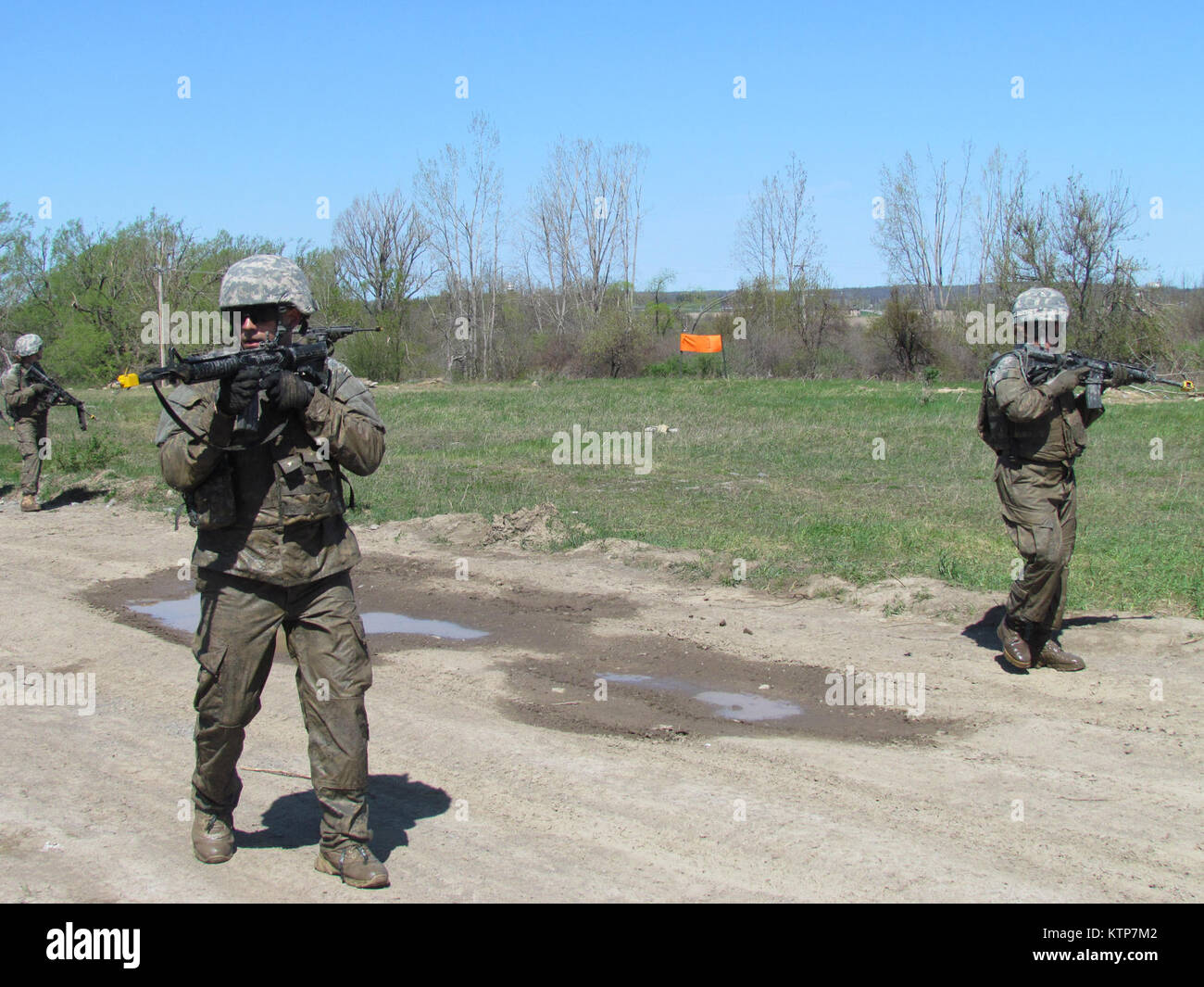 Soldats du 102e Bataillon de la Police militaire de mars à un sentier lors d'une patrouille au cours de l'exercice formation mobilisation lutte lane forme dimanche à tambour. (U.S. Photo de l'armée par le Sgt. Jonathan Monfilletto, 138e Détachement des affaires publiques) Banque D'Images