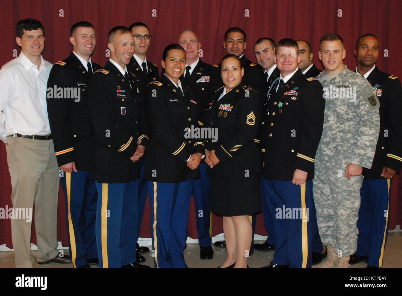 CAMP SMITH, CORTLANDT MANOR, N.Y.-- sept officiers candidats obtenu leur diplôme et ont pris leur serment d'office ici, 16 août 2014 après avoir terminé l'école Candidature Agent. Chaque lieutenant devaient remplir trois phases d'entraînement intensif qui a été démantelé sur une période de 1 an, ou en accéléré d'un programme de huit semaines. New York (photo de Garde Nationale d'armée par le sergent. Patricia Austin) Banque D'Images