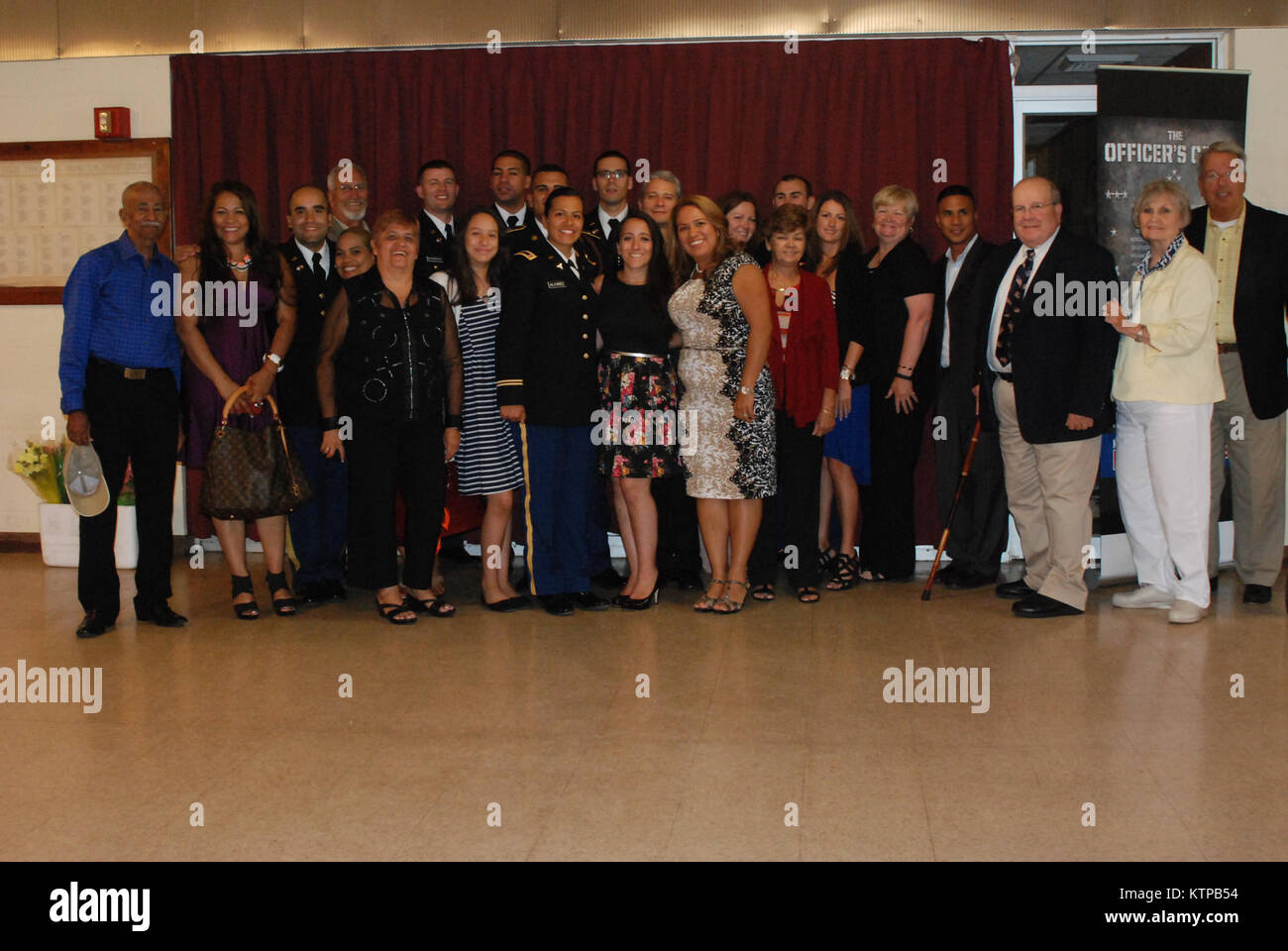 CAMP SMITH, CORTLANDT MANOR, N.Y.-- sept officiers candidats obtenu leur diplôme et ont pris leur serment d'office ici, 16 août 2014 après avoir terminé l'école Candidature Agent. Chaque lieutenant devaient remplir trois phases d'entraînement intensif qui a été démantelé sur une période de 1 an, ou en accéléré d'un programme de huit semaines. New York (photo de Garde Nationale d'armée par le sergent. Patricia Austin) Banque D'Images