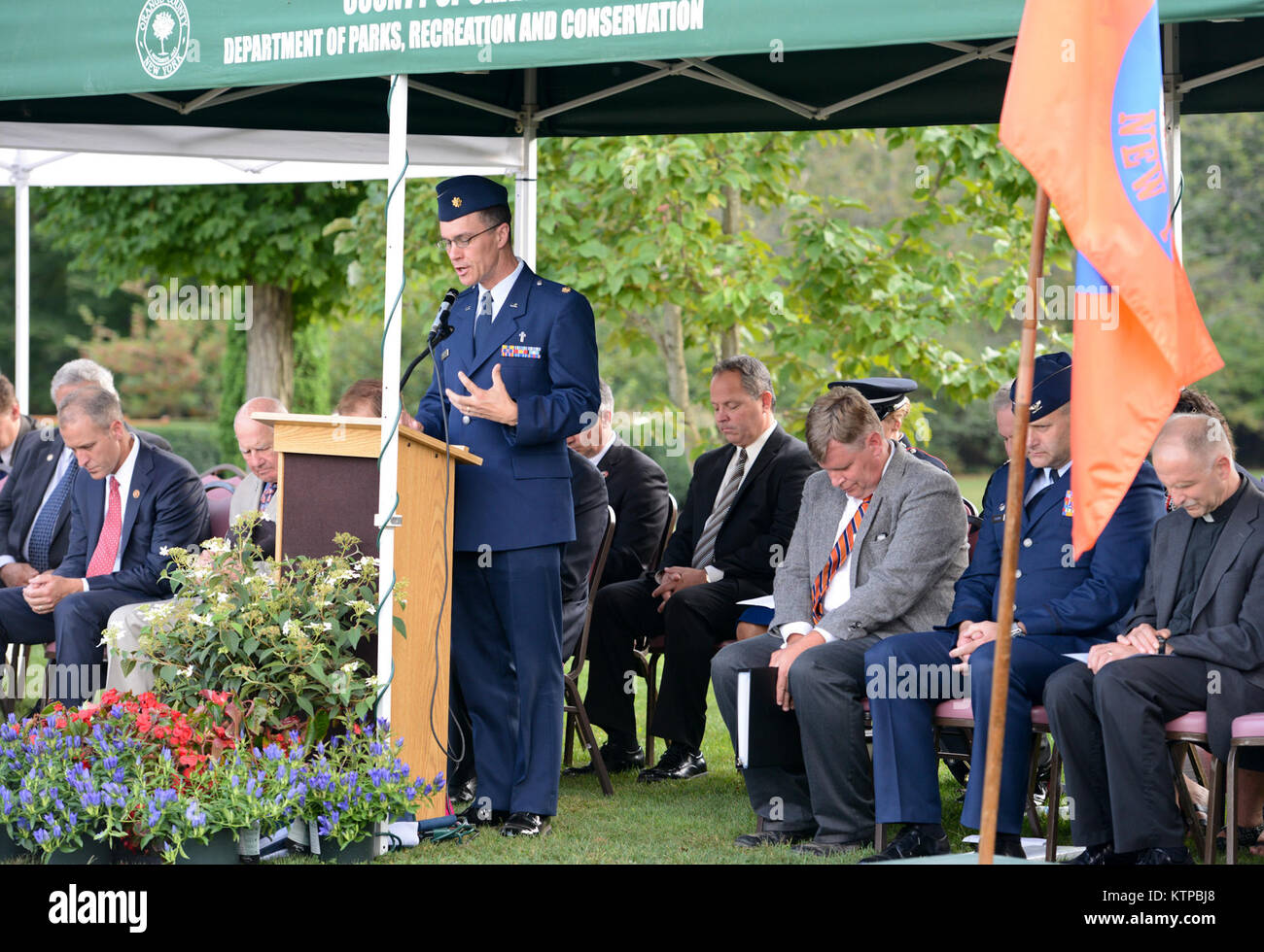 U.S Air Force Maj John L. Torres Jr., aumônier 105 Airlift Wing, New York Air National Guard, menant une prière du souvenir à l'Patriot Day, 11 septembre Cérémonie du Souvenir tenue à l'Orange County Arboretum, Thomas Bull Memorial Park, Montgomery, New York, le 11 septembre 2014. (U.S. Air Force photo de Tech. Le Sgt. Michael OHalloran/libérés) Banque D'Images