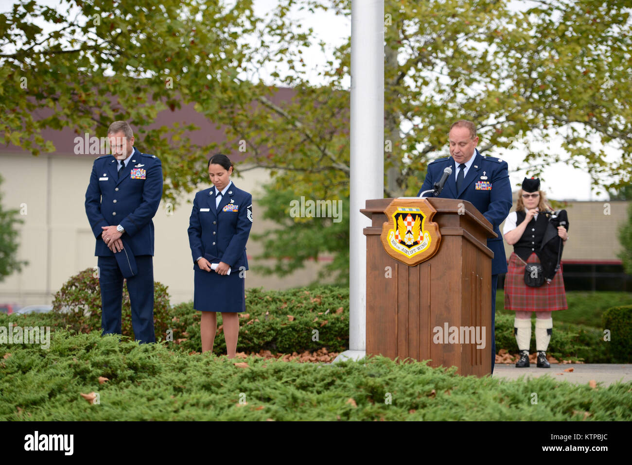 U.S. Air Force Col Timothy J. LaBarge, commandant 105 Airlift Wing et Master Sgt. Jasmin - membre de la 105e Escadron de défense de la Base, New York Air National Guard, abaisser la tête dans la prière comme Lt Col Robert Tilli, un aumônier avec 105 Airlift Wing, dirige un service commémoratif sur 13e anniversaire des tragiques événements du 11 septembre, au cours d'une cérémonie sur la base de la Garde nationale aérienne Stewart, le 11 septembre 2014. (U.S. Air Force photo de Tech. Le Sgt. Michael OHalloran/libérés) Banque D'Images