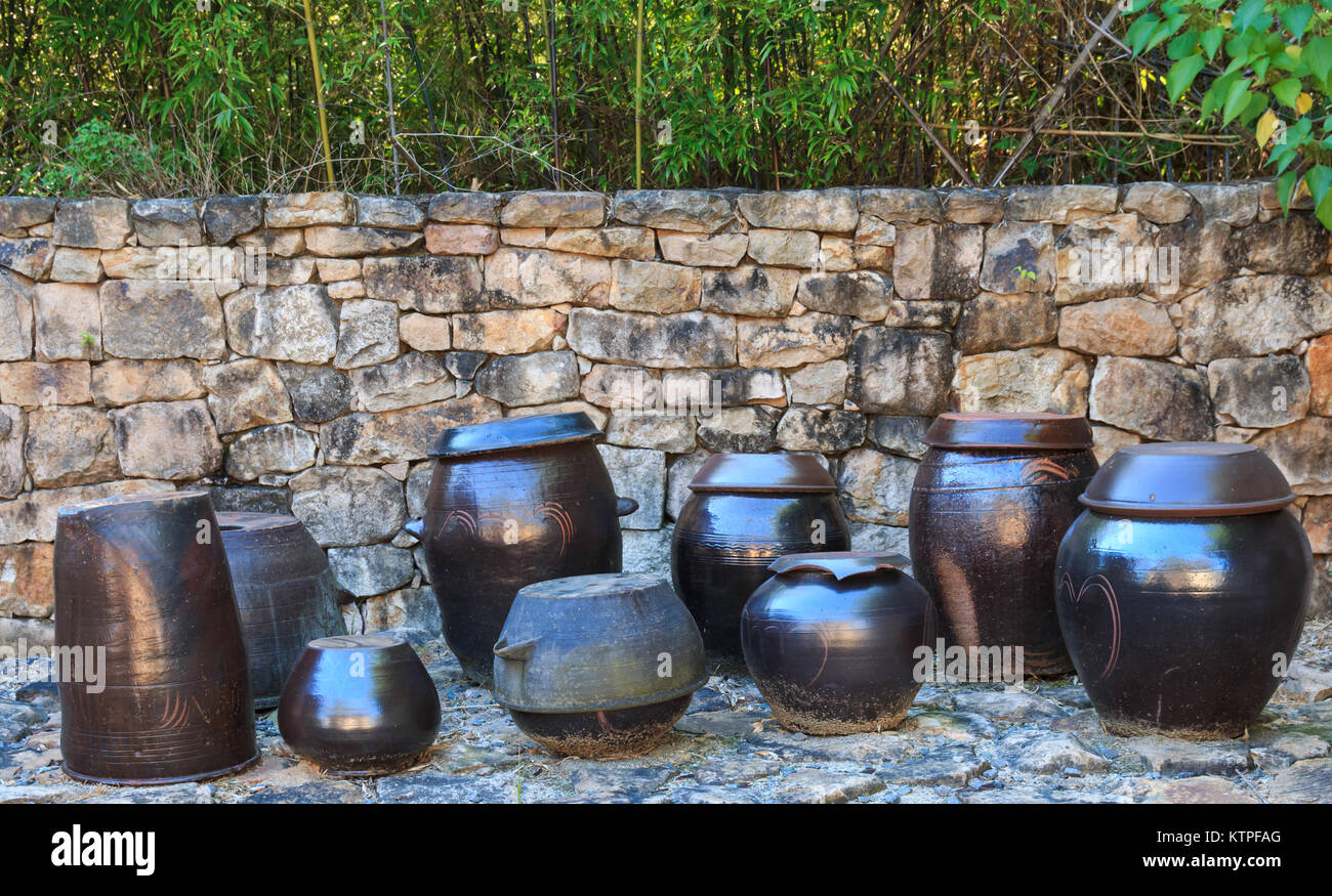 Jangdokdae, plate-forme pour des pots traditionnels coréens de sauces et condiments. Banque D'Images