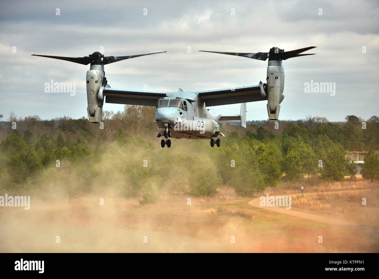 PERRY, GA - Cavaliers de sauveteurs-parachutistes et le sauvetage de combat des agents de la 301e et 308e Escadron de sauvetage (les deux partie de la 920e Escadre de sauvetage) conduite d'une formation conjointe avec un Osprey Marine tilt-rotor basculant à l'établissement de formation Centre de gardien le 11 mars 2015. (New York Air National Guard / Le sergent Christopher S Muncy / relâché) Banque D'Images