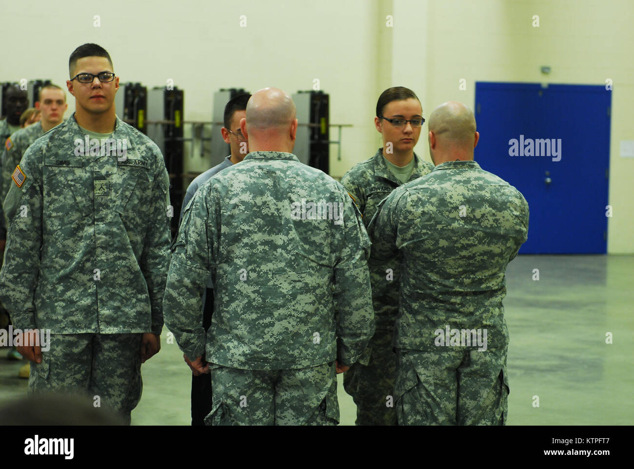 SYRACUSE, NY-- recrute et de nouveaux soldats alignés pour une bataille d'ici le 3 avril 2016. Les soldats qui participent à la Garde Nationale de New York du Programme de soutien de la recruter passent par différentes phases de formation qui les préparent à la formation de combat de base de l'armée (BCT). Une fois leur diplôme obtenu à partir de cela, ils seront ensuite envoyés à leurs unités qui sont dispersés dans tout l'état de New York. New York (photo de Garde Nationale d'armée par le sergent. Patricia Austin/libérés) Banque D'Images