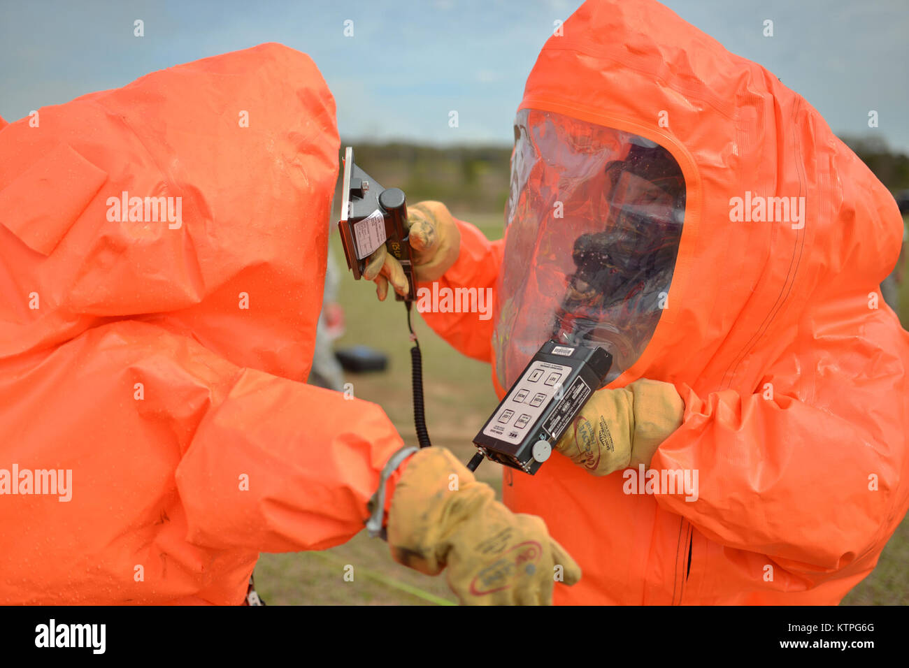 PERRY, GA - Airman First Class Nicolett, Bagonis un responsable des urgences de la 108e Escadre à New Jersey, décontamine plusieurs autres gestionnaires de situations d'urgence qui ont tenté d'identifier les contaminants radioactifs dans un train de voyageurs à l'échelle mondiale au cours d'un événement de formation de Dragon le 18 mars 2015. Tenue à la gardienne de la Géorgie, centres de déploiement mondial de la formation permet de Dragon d'un cours de perfectionnement pour les aviateurs, leur permettant de mettre leurs compétences à utiliser pour identifier les armes chimiques, biologiques, radiologiques et nucléaires et de matériaux. La gestion des urgences de la Garde nationale aérienne des techniciens de mo Banque D'Images