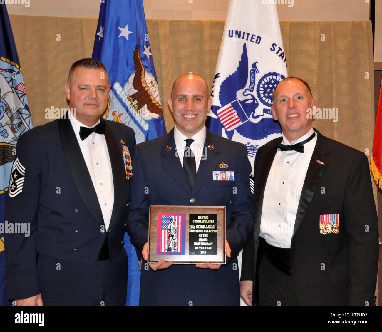 New York Air National Guard Master-chef du Commandement de la Sgt. Richard King, Sr., a fait appel auprès de la Garde nationale aérienne de New York et s'est adjoint Commandant Association de la Garde Nationale de New York Président Frank Wicks présente une association award pour le sergent-chef. Michael Lazzari, 109th Airlift Wing Groupe de soutien de mission, Nouvelle-Écosse) pour être sélectionné comme la Garde nationale aérienne de New York premier sergent de l'année. La Garde nationale de l'Armée Photo par le Sgt. Corine majeur Lombardo, Quartier général/relâché. Banque D'Images