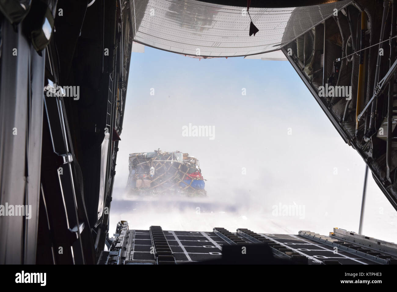 La carotte de glace du Groenland de l'EST PROJET - l'équipage effectue une cargaison de déchargement de combat un 109e Airlift Wing LC-130 Skibird transportés ici le 29 juillet 2017. C'était la 13e mission le 109e Airlift Wing faite à l'est cette saison la poignée pour transporter le fret et les scientifiques. (U.S. Photo de la Garde nationale aérienne capitaine principal Sgt. William Gizara/libérés) Banque D'Images