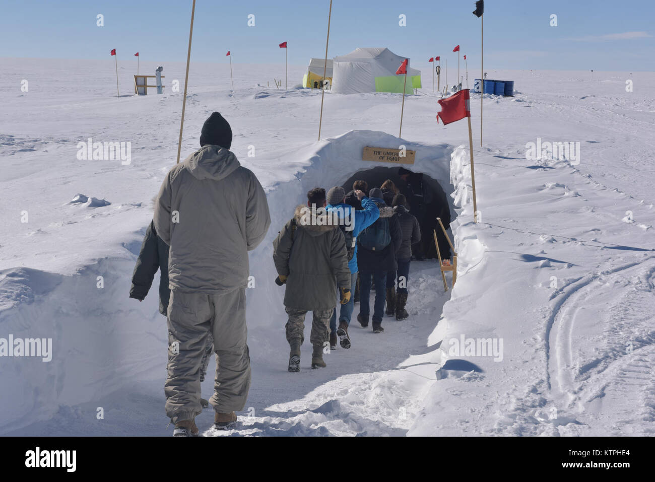 EAST Greenland Ice Core Project, Groenland - Les journalistes se regarder à l'intérieur de la station de métro East GRIP, 29 juillet 2017. Ici, les scientifiques percer à travers le nord-est du Groenland flux à recevoir les carottes de glace à l'étude. Les journalistes ont eu la chance de visiter lors d'une mission l'aile a été conduite à fournir des marchandises à la camp. (U.S. Photo de la Garde nationale aérienne capitaine principal Sgt. William Gizara/libérés) Banque D'Images