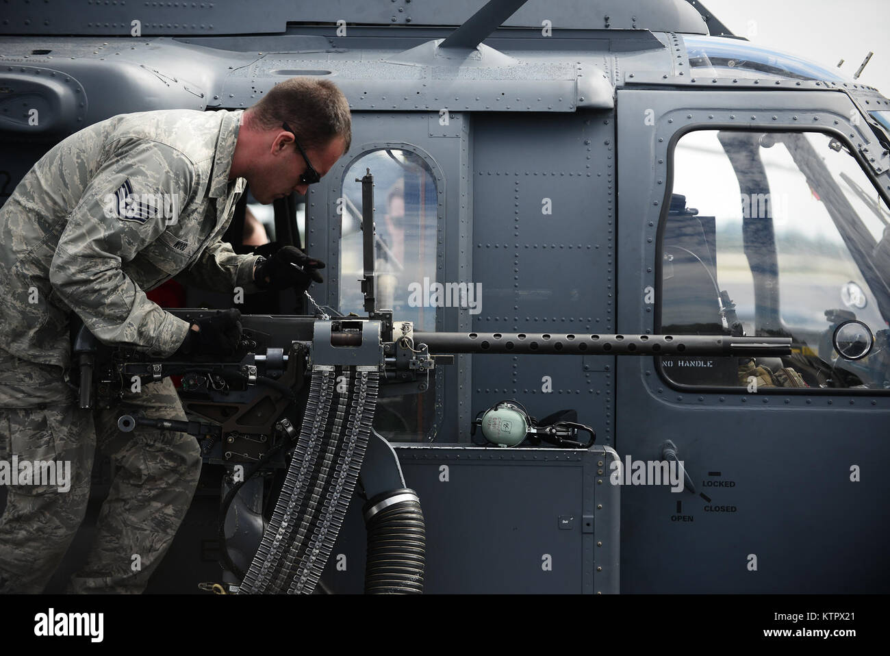 HOMESTEAD AIR RESERVE BASE, FL - Le s.. Barry Wood, un aviateur avec la 106e Escadre de sauvetage, vérifie une mitrailleuse de calibre .50 sur un HH-60 hélicoptère Pavehawk avant un vol d'entraînement à la Homestead Air Reserve Base en Floride le 19 janvier 2016. (Garde nationale aérienne des États-Unis / Staff Sgt. Christopher S. Muncy / relâché) Banque D'Images