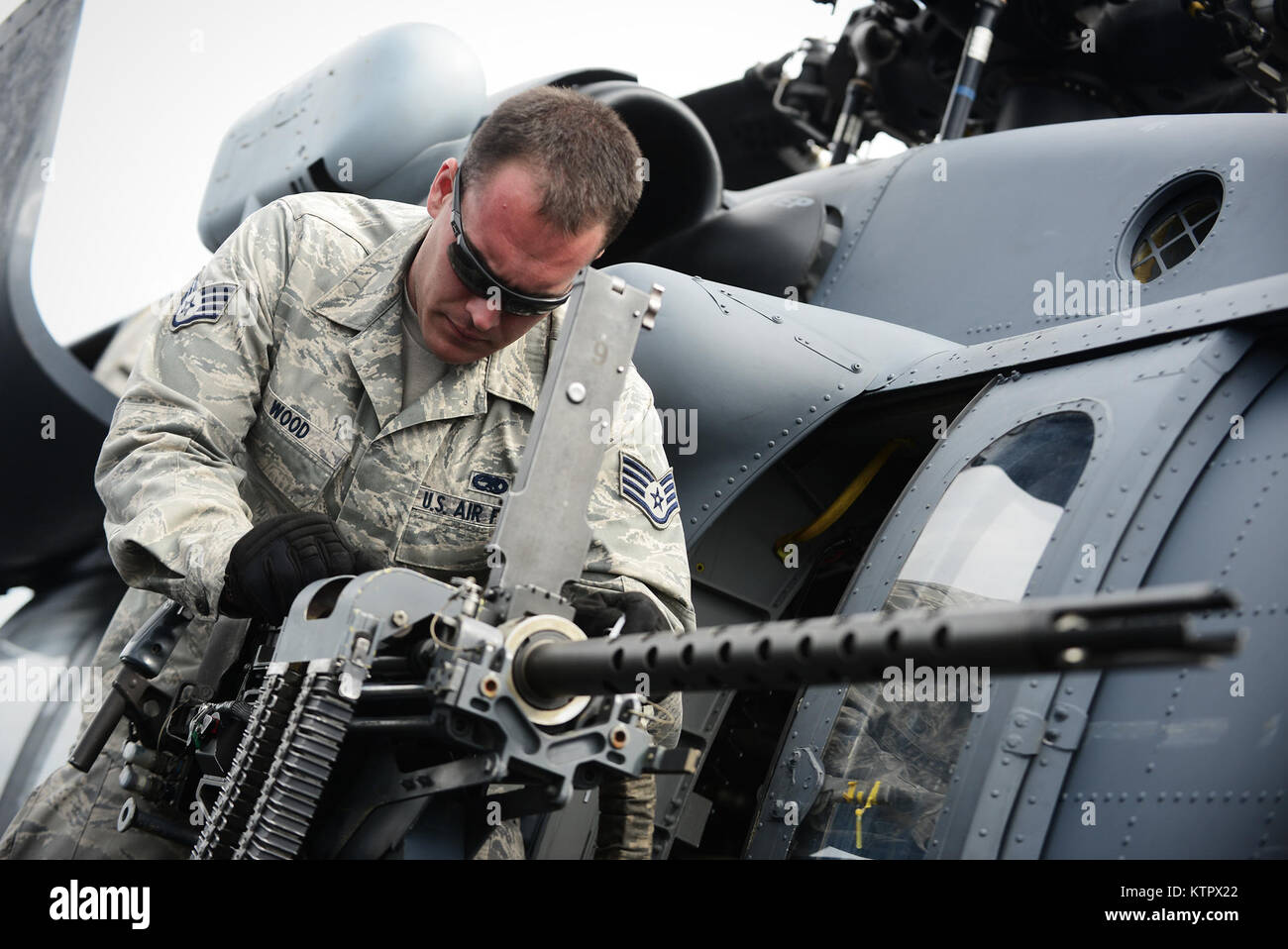 HOMESTEAD AIR RESERVE BASE, FL - Le s.. Barry Wood, un aviateur avec la 106e Escadre de sauvetage, vérifie une mitrailleuse de calibre .50 sur un HH-60 hélicoptère Pavehawk avant un vol d'entraînement à la Homestead Air Reserve Base en Floride le 19 janvier 2016. (Garde nationale aérienne des États-Unis / Staff Sgt. Christopher S. Muncy / relâché) Banque D'Images