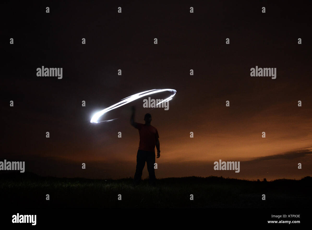 HOMESTEAD AIR RESERVE BASE, FL - Le s.. Brian Alfano, une survie, évasion, résistance et fuite (SERF) Instructeur avec le 103e Escadron de sauvetage, 106e Escadre de sauvetage, démontre une méthode évidente pour le marquage d'une zone de chute lors d'un drop ensemble un vol d'entraînement à la Homestead Air Reserve Base, en Floride, le 19 janvier 2016. (US Air Nation Guard / Staff Sgt. Christopher S. Muncy / relâché) Banque D'Images