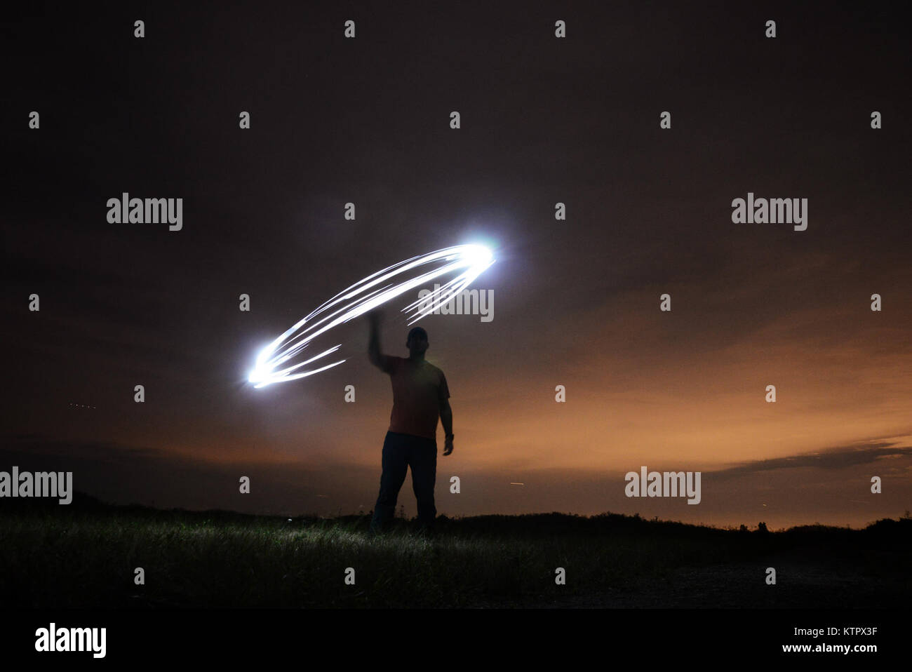 HOMESTEAD AIR RESERVE BASE, FL - Le s.. Brian Alfano, une survie, évasion, résistance et fuite (SERF) Instructeur avec le 103e Escadron de sauvetage, 106e Escadre de sauvetage, démontre une méthode évidente pour le marquage d'une zone de chute lors d'un drop ensemble un vol d'entraînement à la Homestead Air Reserve Base, en Floride, le 19 janvier 2016. (US Air Nation Guard / Staff Sgt. Christopher S. Muncy / relâché) Banque D'Images