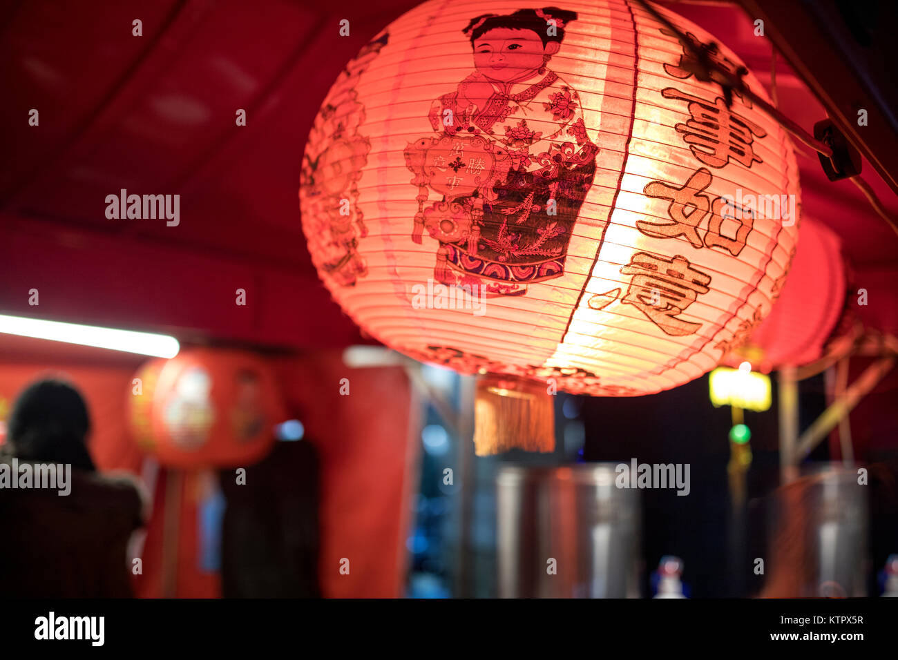 Gros plan d'une lampe chinoise ou une lanterne allumée et étendus dehors un noodle bar à un festival de rue au Royaume-Uni Banque D'Images