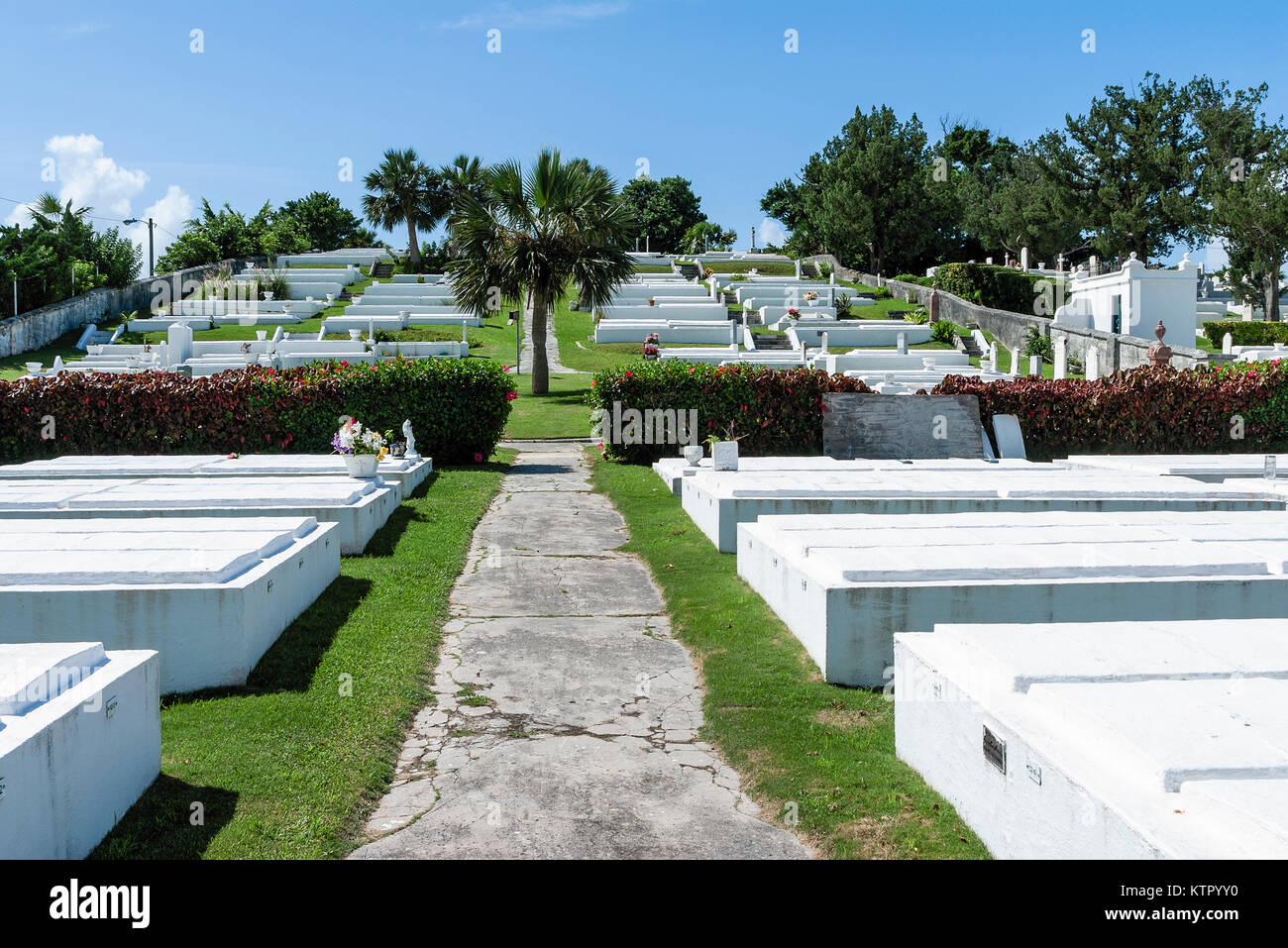 Dans les cryptes de calcaire blanc cimetière de la paroisse de Pembroke, Bermudes. Banque D'Images