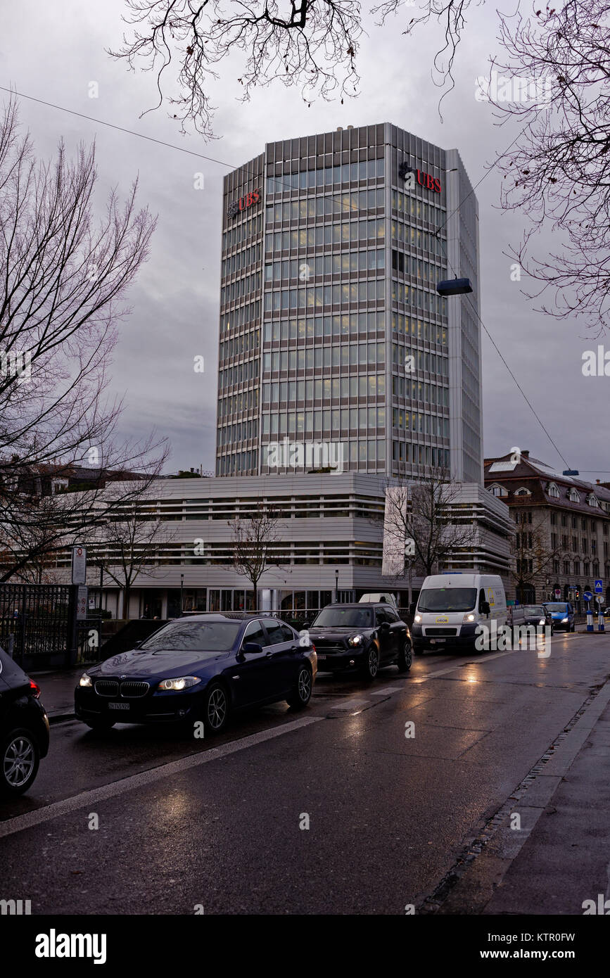 Bâtiment UBS, ancienne maison de Coutts Bank, par la rivière à Zurich, Suisse Banque D'Images