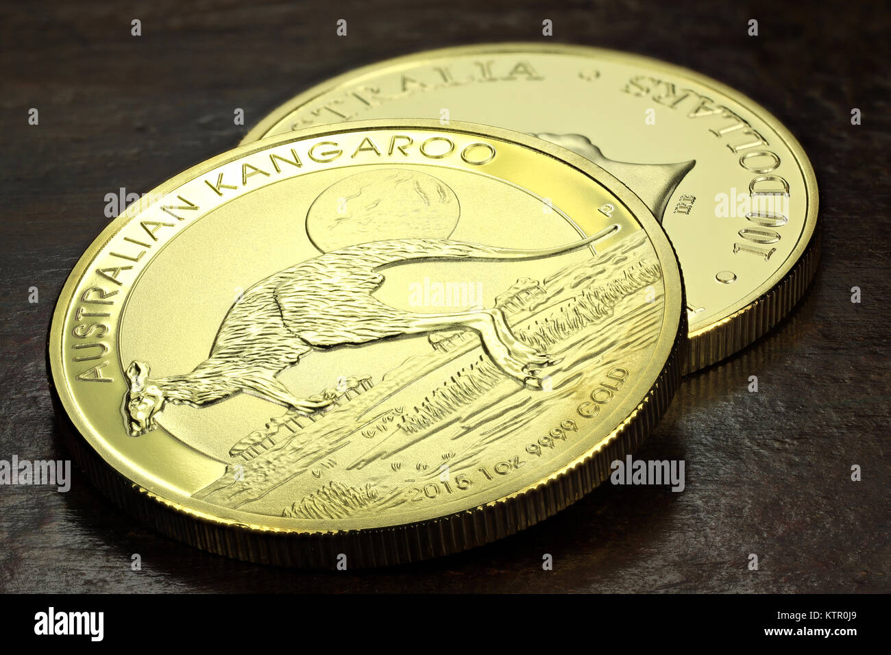 1 onces de kangourou australien Gold Bullion coins sur fond de bois Banque D'Images