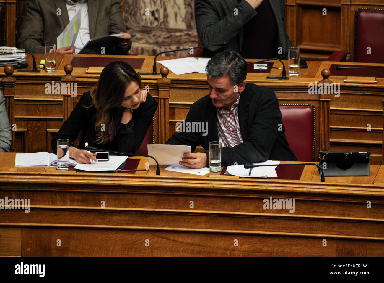 Achtsioglou Efi, le ministre grec du travail, sur la gauche, et Euclid Tsakalotos, le ministre grec des Finances à droite, au Parlement grec. Banque D'Images