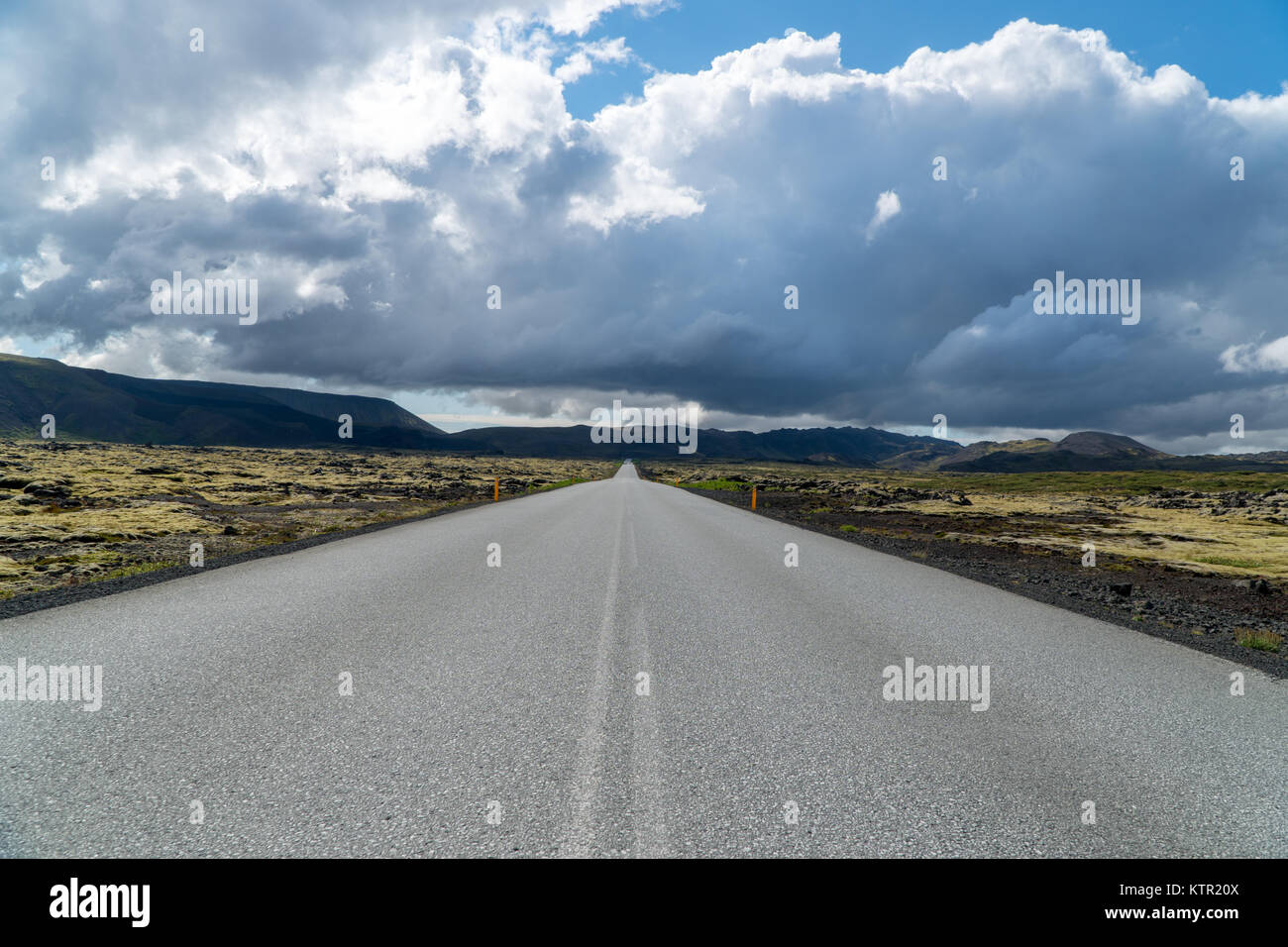 Vide, sans fin, rue droite à travers les roches volcaniques en Islande Banque D'Images