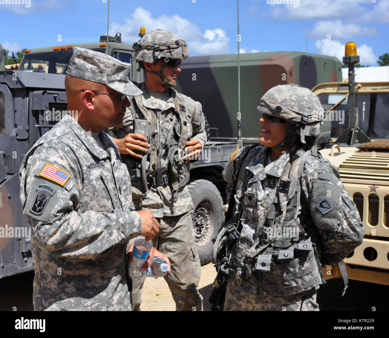 Le Massachusetts Army National Guard Sgt Commande. Le Major Carlos Ramos Rivera, commande de l'État Le Sgt. Les grands et hauts enrôle des soldats visite d'un conseiller en formation pour discuter de leur armée à l'est Joint Readiness Training Centre, à Fort Polk, en Louisiane, le mercredi 20 juillet 2016. Près de 700 soldats de la Garde nationale d'armée du Massachusetts s'est jointe à plus de 3 000 soldats d'infanterie de New York 27e Brigade Combat Team et un autre 1 000 soldats d'autres unités de la Garde nationale de l'Armée de l'état, l'armée active et de l'armée des troupes de réserve au Joint Readiness Training Center ou JRTC, 9-30 juillet 2016. Les soldats sont de la Banque D'Images