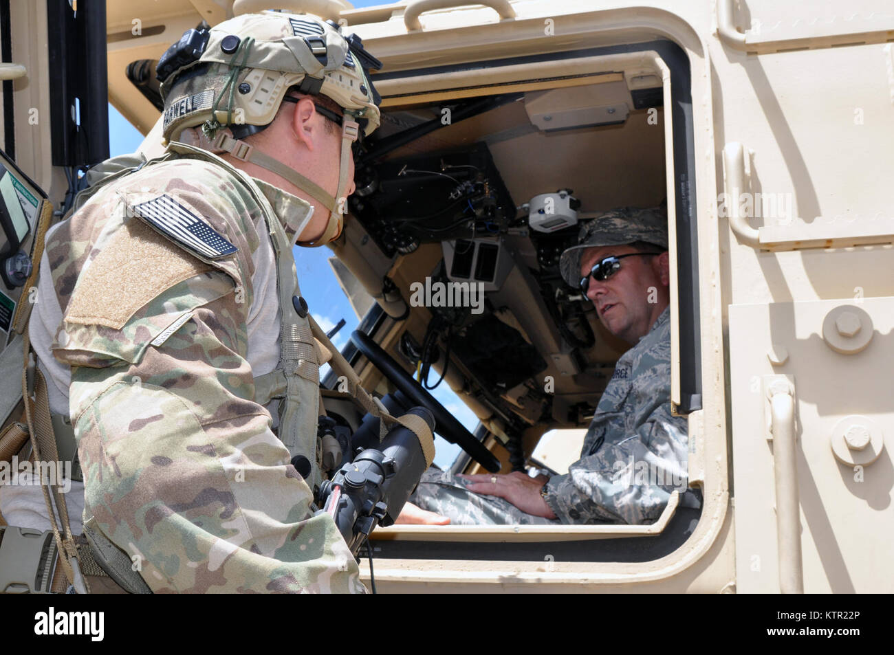 Le Massachusetts Army National Guard Le s.. William Farwell (à gauche), un sous-officier affecté à la 387e des explosifs et munitions Co. basée à Camp Edwards, Cape Cod, Mass., explique les capacités du véhicule protégé Mine moyenne unités communément connu sous le nom de Panther à Massachusetts Air National Guard, le général Gary Keefe, la Messe de l'adjudant général de la Garde nationale au cours de la formation à l'Army's Joint Readiness Training Centre, à Fort Polk, en Louisiane, le mercredi 20 juillet 2016. Près de 700 soldats de la Garde nationale d'armée du Massachusetts s'est jointe à plus de 3 000 soldats de Banque D'Images