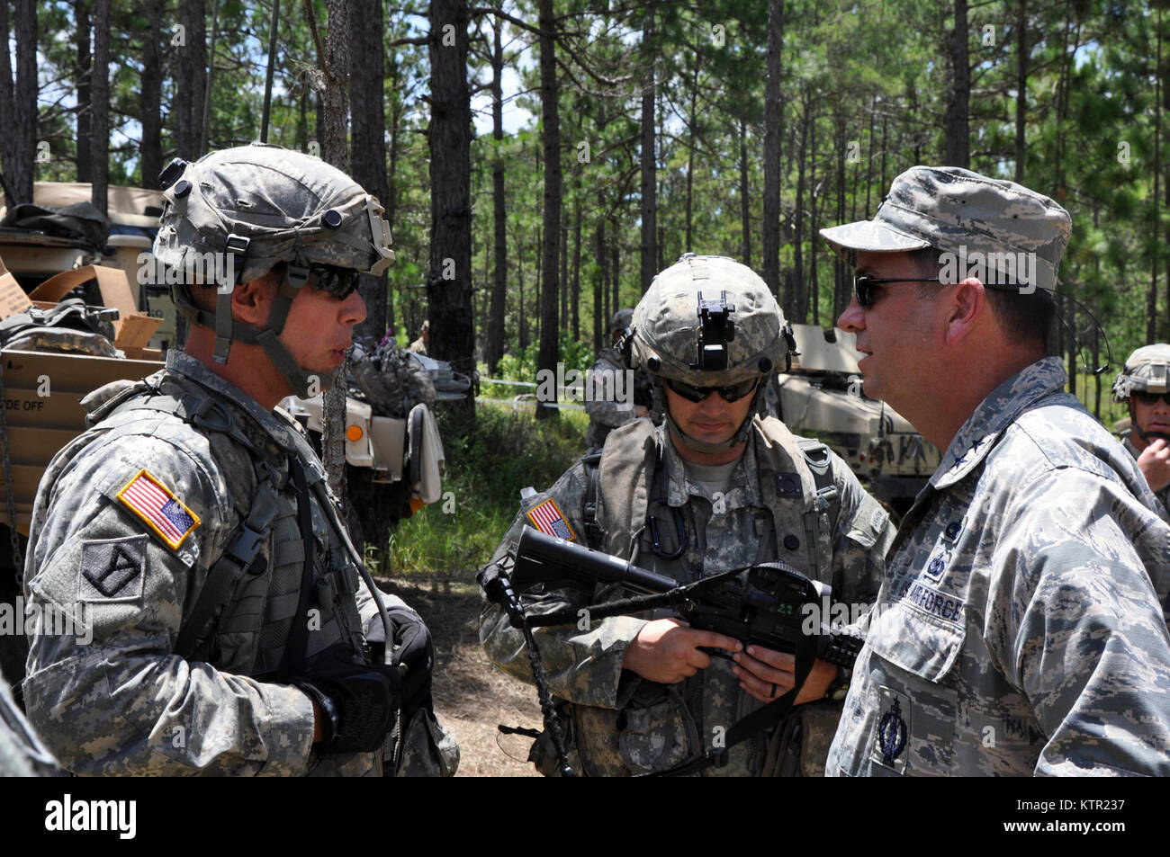 Le Massachusetts Air National Guard, le général Gary Keefe, l'adjudant général de la Garde nationale du Massachusetts, visites pour discuter de leurs soldats à la formation de l'Armée Joint Readiness Training Centre, à Fort Polk, en Louisiane, le mercredi 20 juillet 2016. Près de 700 soldats de la Garde nationale d'armée du Massachusetts s'est jointe à plus de 3 000 soldats d'infanterie de New York 27e Brigade Combat Team et un autre 1 000 soldats d'autres unités de la Garde nationale de l'Armée de l'état, l'armée active et de l'armée des troupes de réserve au Joint Readiness Training Center ou JRTC, 9-30 juillet 2016. Les soldats sont du 1er Bataillon, 182e Banque D'Images