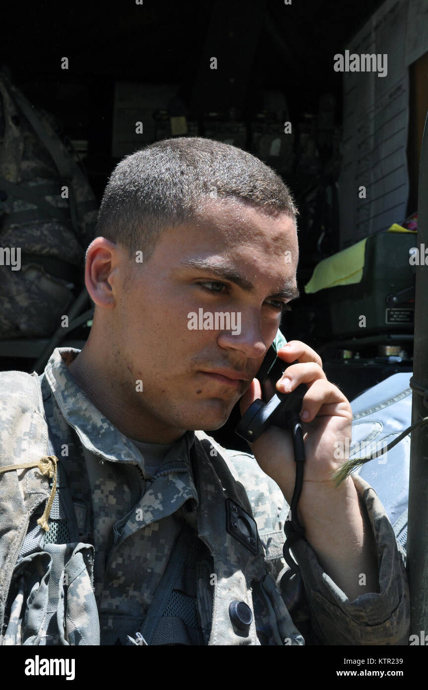 Le Massachusetts Army National Guard Pvt. Mathew Moniz, un spécialiste de l'appui-feu affectés au Siège Co., 1er Bataillon, 182ème Infantry basé dans la région de Melrose, Massachusetts vérifie ses communications radio pendant la formation à l'Army's Joint Readiness Training Centre, à Fort Polk, en Louisiane, le mercredi 20 juillet 2016. Près de 700 soldats de la Garde nationale d'armée du Massachusetts s'est jointe à plus de 3 000 soldats d'infanterie de New York 27e Brigade Combat Team et un autre 1 000 soldats d'autres unités de la Garde nationale de l'Armée de l'état, l'armée active et de l'armée des troupes de réserve au Joint Readiness Training Center ou JRTC, Banque D'Images