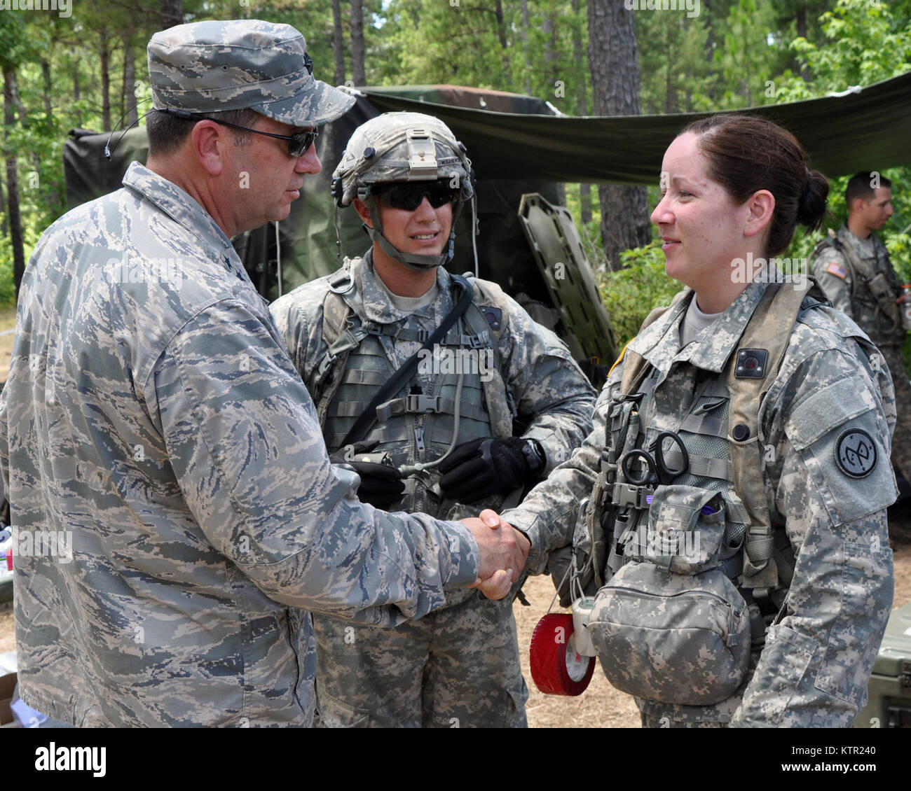 Le Massachusetts Air National Guard, le général Gary Keefe, l'adjudant général de la Garde nationale du Massachusetts, présente un défi de monnaie pour le Sgt. Natalie Steidle, infirmier affectés au Siège Co., 1er Bataillon, 182ème Infantry basé dans la région de Melrose, Massachusetts pendant la formation à l'Army's Joint Readiness Training Centre, à Fort Polk, en Louisiane, le mercredi 20 juillet 2016. Steidle a reçu la médaille pour sa performance exceptionnelle lors de la formation. Près de 700 soldats de la Garde nationale d'armée du Massachusetts s'est jointe à plus de 3 000 soldats d'infanterie de New York 27e Brigade Combat Team et un autre 1 000 soldats Banque D'Images