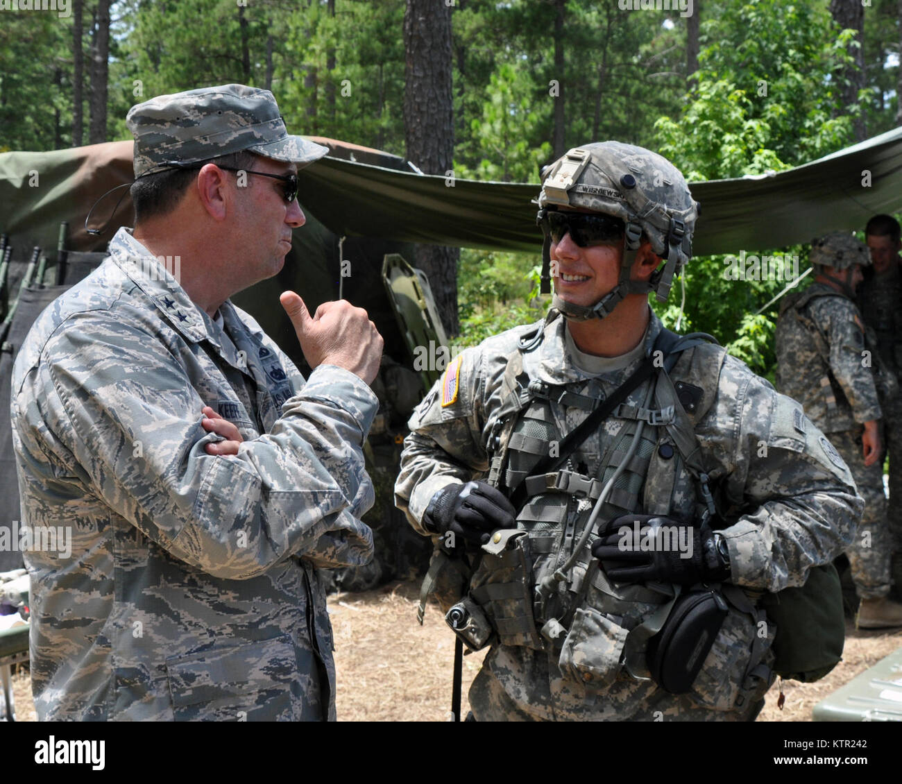 Le Massachusetts Air National Guard, le général Gary Keefe, l'adjudant général de la Garde nationale du Massachusetts (à droite) et le lieutenant-colonel Kenneth Wisniewski, commandant du 1er bataillon du 182ème Infantry basé dans la région de Melrose, Mass., discuter de la formation à l'Armée Joint Readiness Training Centre, à Fort Polk, en Louisiane, le mercredi 20 juillet 2016. Près de 700 soldats de la Garde nationale d'armée du Massachusetts s'est jointe à plus de 3 000 soldats d'infanterie de New York 27e Brigade Combat Team et un autre 1 000 soldats d'autres unités de la Garde nationale de l'Armée de l'état, l'armée active et de l'armée des troupes de réserve à la préparation conjointe Tr Banque D'Images