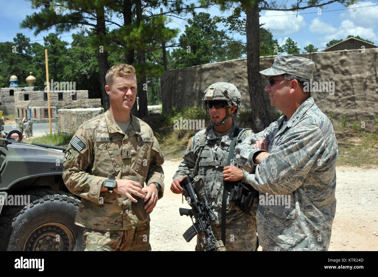 Le Massachusetts Air National Guard, le général Gary Keefe, l'adjudant général de la Garde nationale du Massachusetts, visites pour discuter de leurs soldats à la formation de l'Armée Joint Readiness Training Centre, à Fort Polk, en Louisiane, le mercredi 20 juillet 2016. Près de 700 soldats de la Garde nationale d'armée du Massachusetts s'est jointe à plus de 3 000 soldats d'infanterie de New York 27e Brigade Combat Team et un autre 1 000 soldats d'autres unités de la Garde nationale de l'Armée de l'état, l'armée active et de l'armée des troupes de réserve au Joint Readiness Training Center ou JRTC, 9-30 juillet 2016. Les soldats sont du 1er Bataillon, 182e Banque D'Images