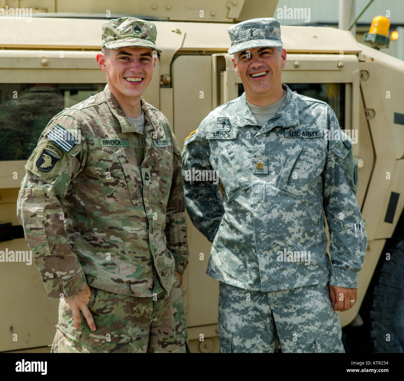 Le sergent-major de l'armée. Jacob Brock, un parachutiste avec l'entreprise C, 2e Bataillon, 501e Parachute Infantry Regiment, 1e Brigade Combat Team, 82e Division aéroportée, rencontre avec son père, la Garde Nationale de New York Le major Douglas Brock, aumônier adjoint de la 42e Division d'infanterie, à la suite de son succès à l'aéroporté jump Joint Readiness Training Centre (JRTC), de Fort Polk, en Louisiane, le 20 juillet 2016. Le s.. Brock a sauté à Fort Polk 17 juillet dans le cadre d'un exercice de préparation au déploiement d'urgence en fixant un objectif JRTC, dans le pays fictif de l'atropine et puis en la retournant à Banque D'Images