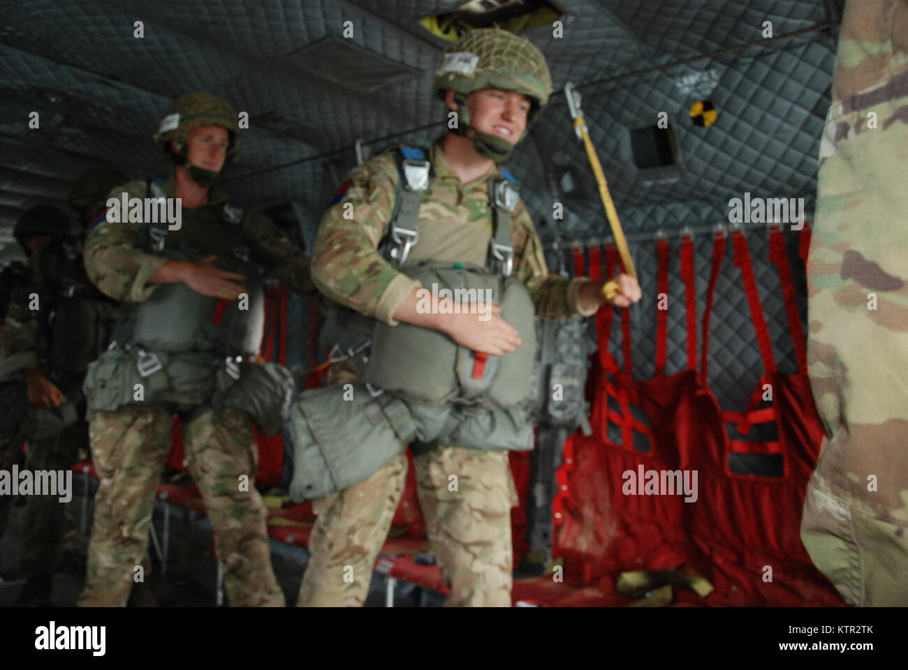 L'armée américaine et de parachutistes Nation Partenaire sauter du haut d'un hélicoptère Chinook CH-47 F exploité par la Garde Nationale de New York's Co. B 3e bataillon du 126e au cours de l'Aviation 2016 Leapfest à l'université de Rhode Island, West Kingston, R.I., 6 août 2016. Est le plus grand, le Leapfest plus ancien international, de formation en parachutisme en ligne statique de la concurrence et de l'événement organisé par le 56e commandement de troupes, la Garde nationale de Rhode Island pour promouvoir la formation technique de haut niveau et l'esprit de corps au sein de la communauté aérienne internationale.La Garde Nationale de New York a été l'un des quatre avions pro Banque D'Images