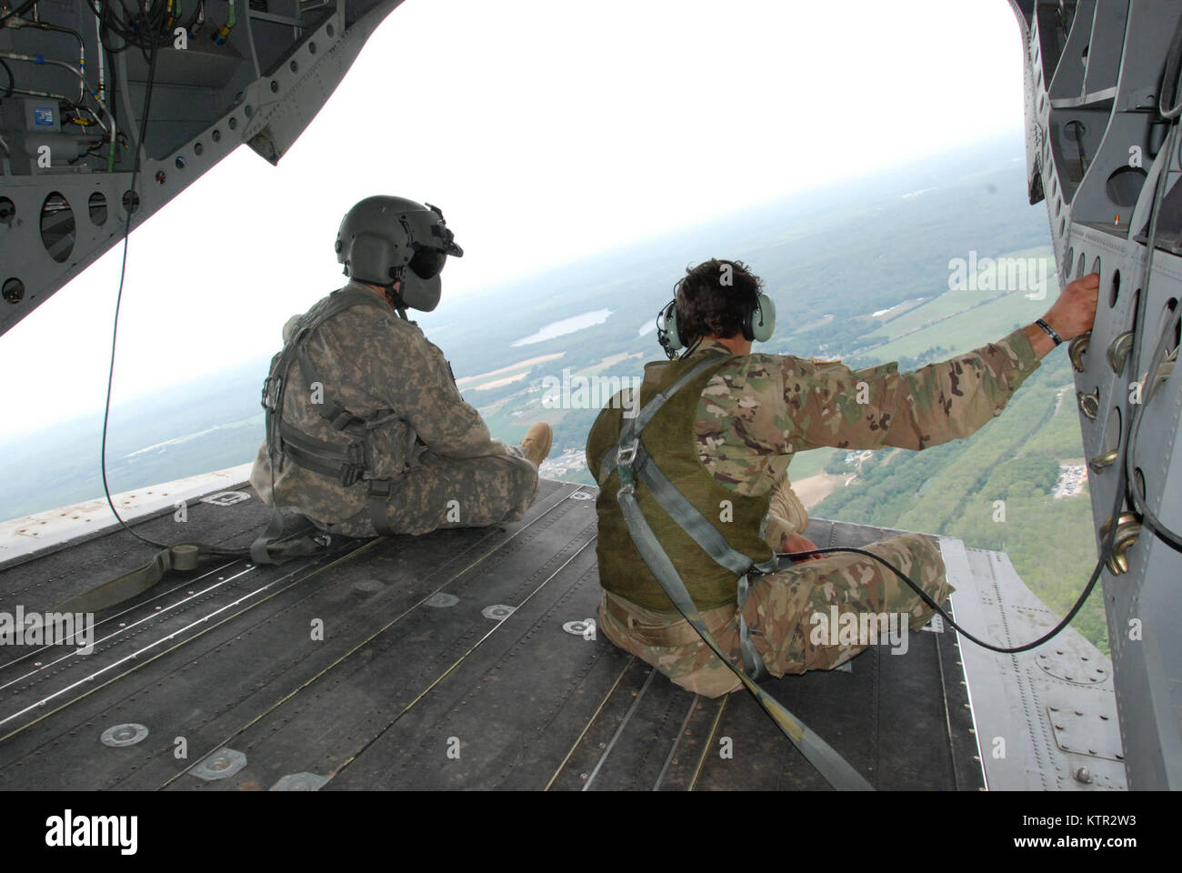 L'armée américaine et de parachutistes Nation Partenaire sauter du haut d'un hélicoptère Chinook CH-47 F exploité par la Garde Nationale de New York's Co. B 3e bataillon du 126e au cours de l'Aviation 2016 Leapfest à l'université de Rhode Island, West Kingston, R.I., 6 août 2016. Est le plus grand, le Leapfest plus ancien international, de formation en parachutisme en ligne statique de la concurrence et de l'événement organisé par le 56e commandement de troupes, la Garde nationale de Rhode Island pour promouvoir la formation technique de haut niveau et l'esprit de corps au sein de la communauté aérienne internationale.La Garde Nationale de New York a été l'un des quatre avions pro Banque D'Images