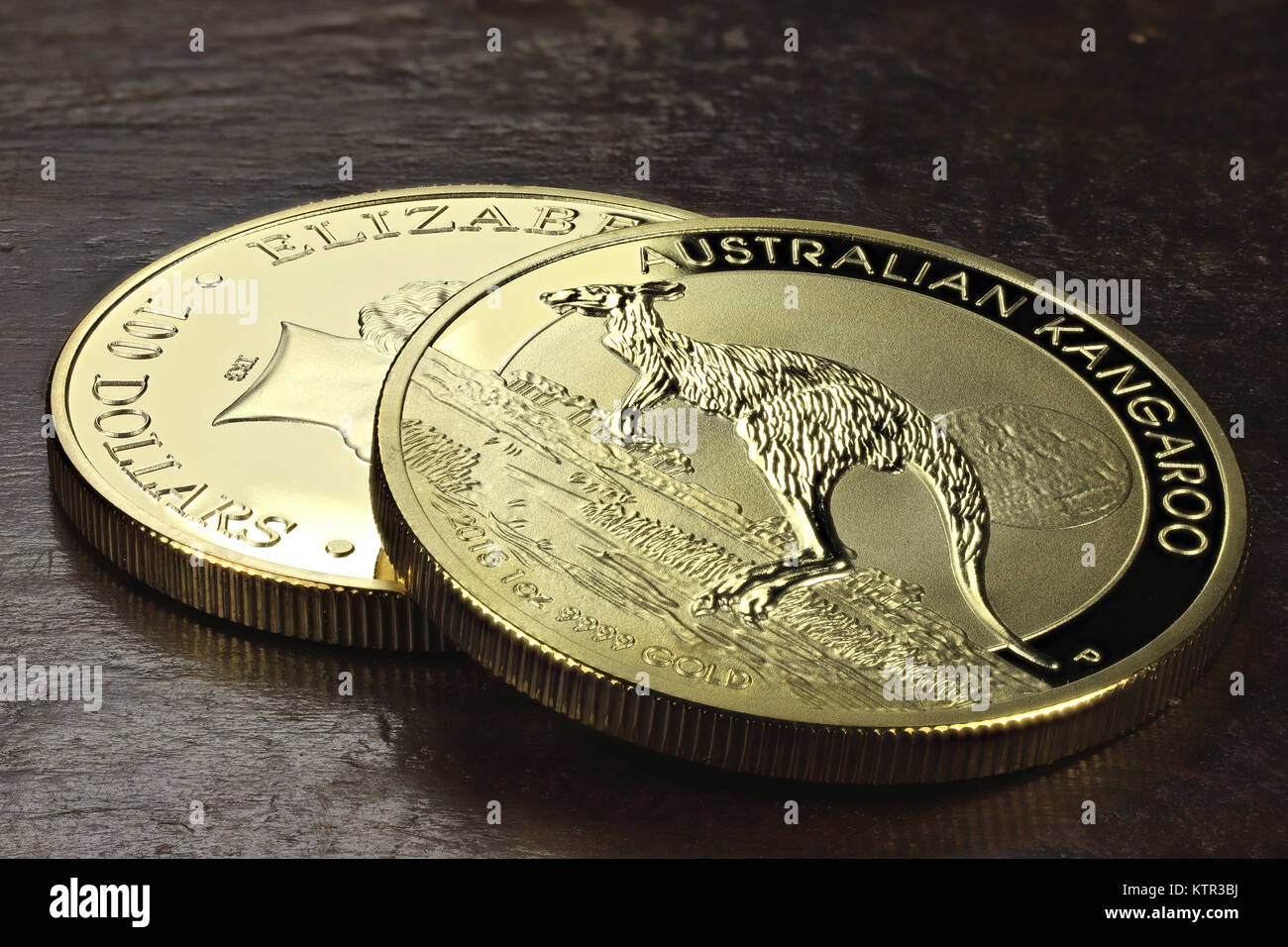 1 onces de kangourou australien Gold Bullion coins sur fond de bois Banque D'Images