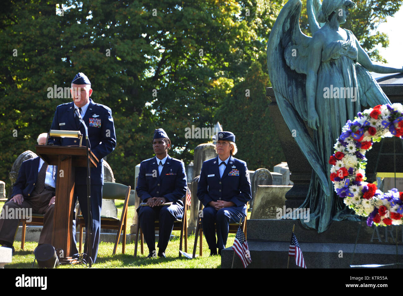 MENANDS, NY-- Le Brigadier général Thomas J. Owens, adjudant général adjoint pour la garde nationale aérienne de New York, parle de Président Arthur et toutes ses réalisations avant de placer une couronne de fleurs sur la tombe du Président Chester Arthur, le 21e président des États-Unis qui est enterré dans le cimetière rural d'Albany le 5 octobre 2016. La Garde Nationale de New York représente la Maison Blanche dans ce cas chaque année à la fin de l'anniversaire du président. (U.S Army National Guard photo : capt Jean Marie Kratzer) Banque D'Images