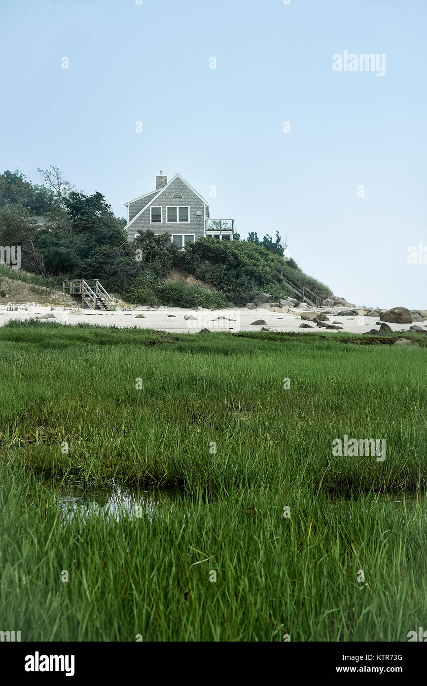 Maison donnant sur une plage tranquille, Brewster, Cape Cod, Massachusetts, USA. Banque D'Images