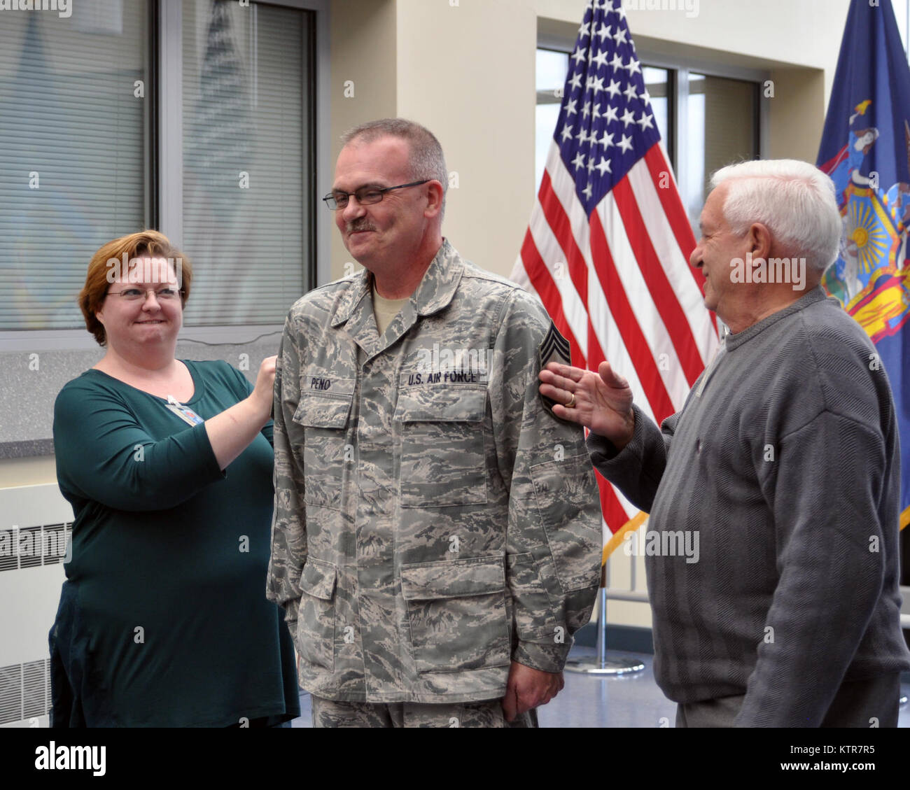 Shawn Peno, un résident de Schenectady et un vétéran de la guerre en Irak, a été promu chef Master Sgt.-le plus haut rang a recruté lors d'une cérémonie d'une division d'affaires militaires et navales Siège le vendredi 2 décembre. Peno, un vétéran de 25 ans de l'Armée de l'air et l'Air National Guard, occupe actuellement le haut sous-officier dans la Garde Nationale de New York's domestic operations section qui comprend plus de 800 soldats et aviateurs, Citoyen. Ses nouvelles ont été épinglées sur bandes par son épouse Joan et le père Peter Peno, ancien membre de la Garde Nationale de New York, au cours de Banque D'Images