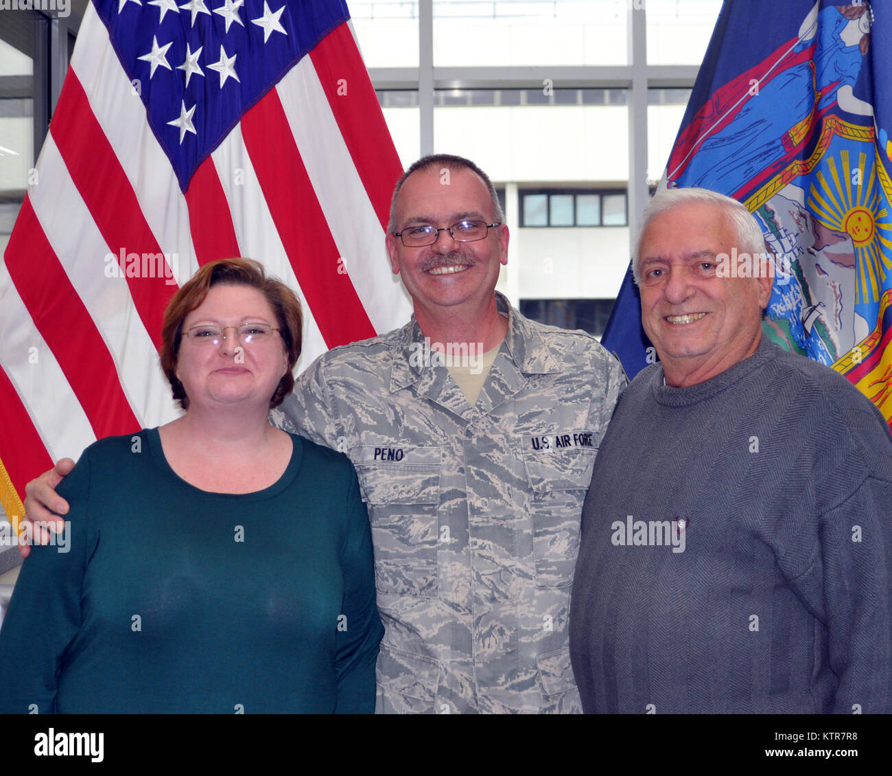 Shawn Peno, un résident de Schenectady et un vétéran de la guerre en Irak, pose avec sa femme Joan et le père Peter Peno lors de sa promotion au grade de Master Chef Sgt.-le plus haut rang a recruté lors d'une cérémonie d'une division d'affaires militaires et navales Siège le vendredi 2 décembre. Peno, un vétéran de 25 ans de l'Armée de l'air et l'Air National Guard, occupe actuellement le haut sous-officier dans la Garde Nationale de New York's domestic operations section qui comprend plus de 800 soldats et aviateurs, Citoyen. Banque D'Images